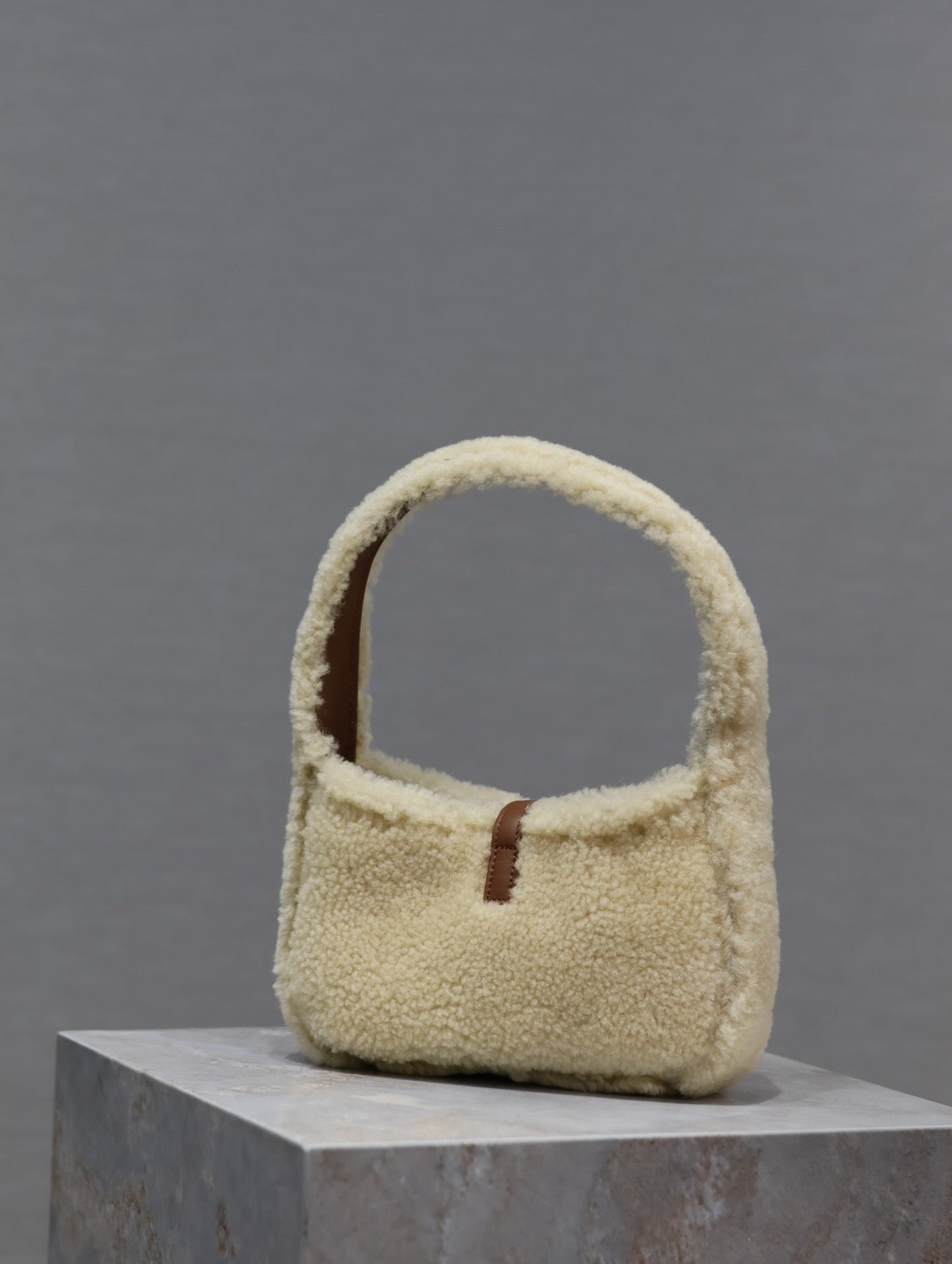 LE 5 À 7 MINI BAG 19 IN CREAM SHEARLING AND BROWN CALFSKIN TRIM