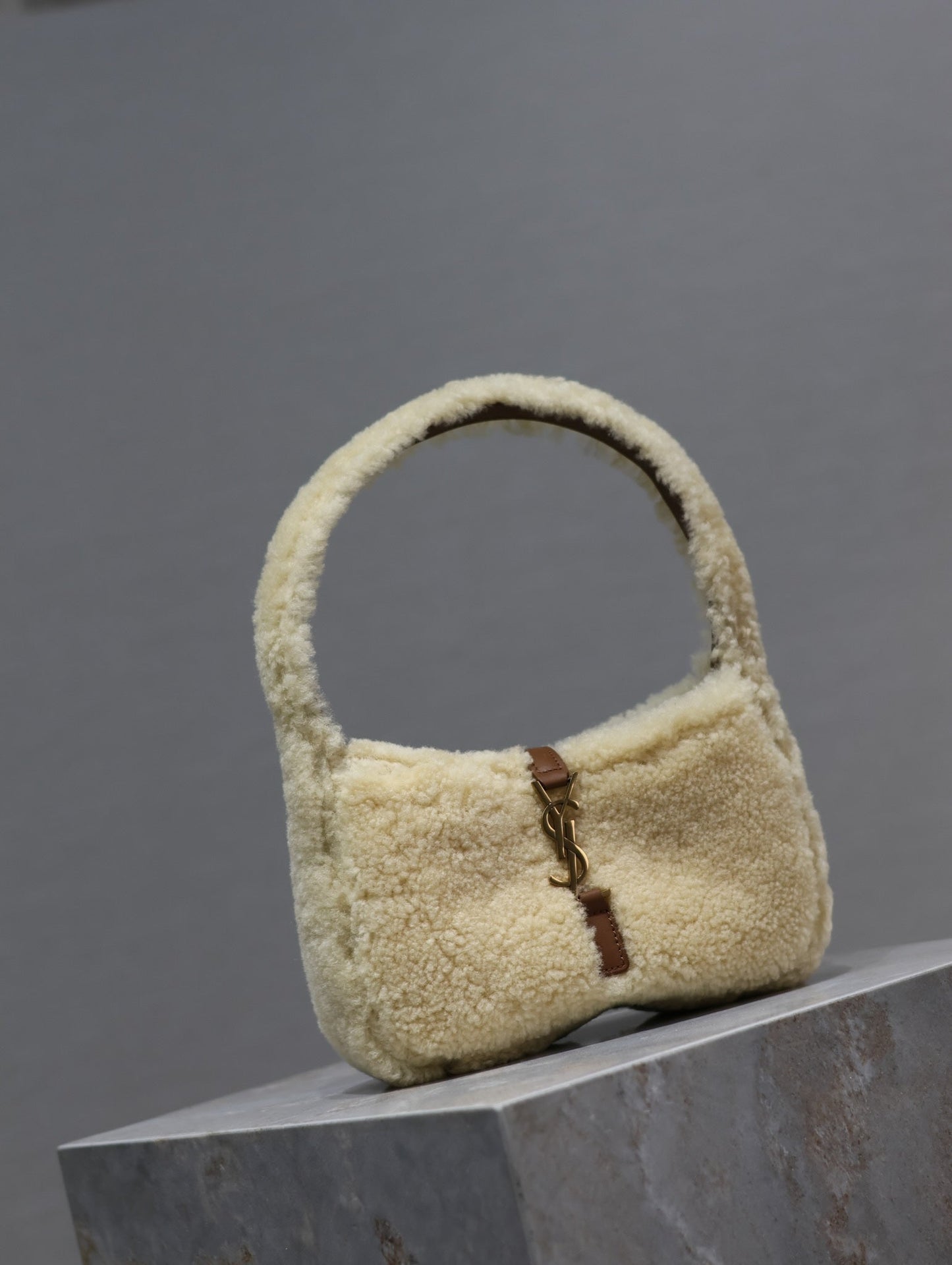 LE 5 À 7 MINI BAG 19 IN CREAM SHEARLING AND BROWN CALFSKIN TRIM