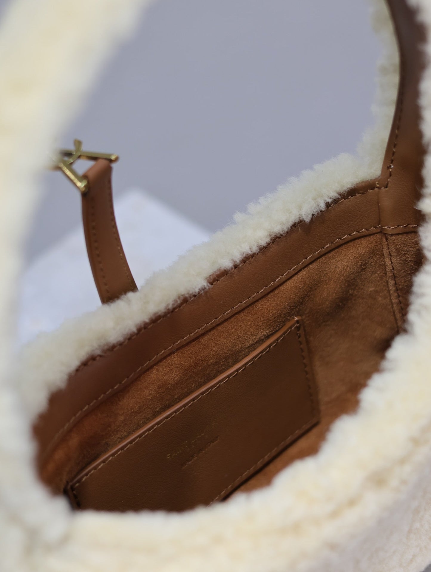 LE 5 À 7 MINI BAG 19 IN CREAM SHEARLING AND BROWN CALFSKIN TRIM