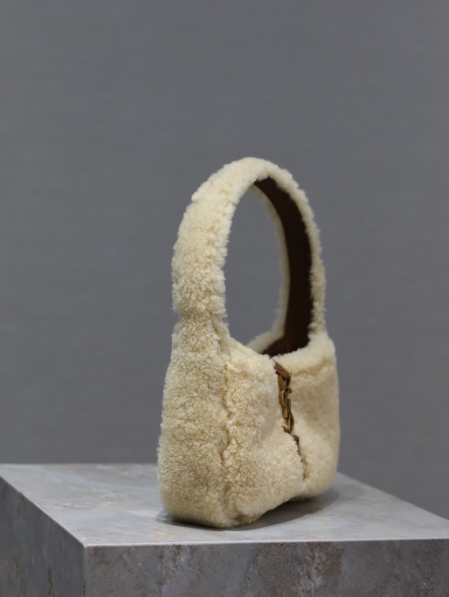 LE 5 À 7 MINI BAG 19 IN CREAM SHEARLING AND BROWN CALFSKIN TRIM