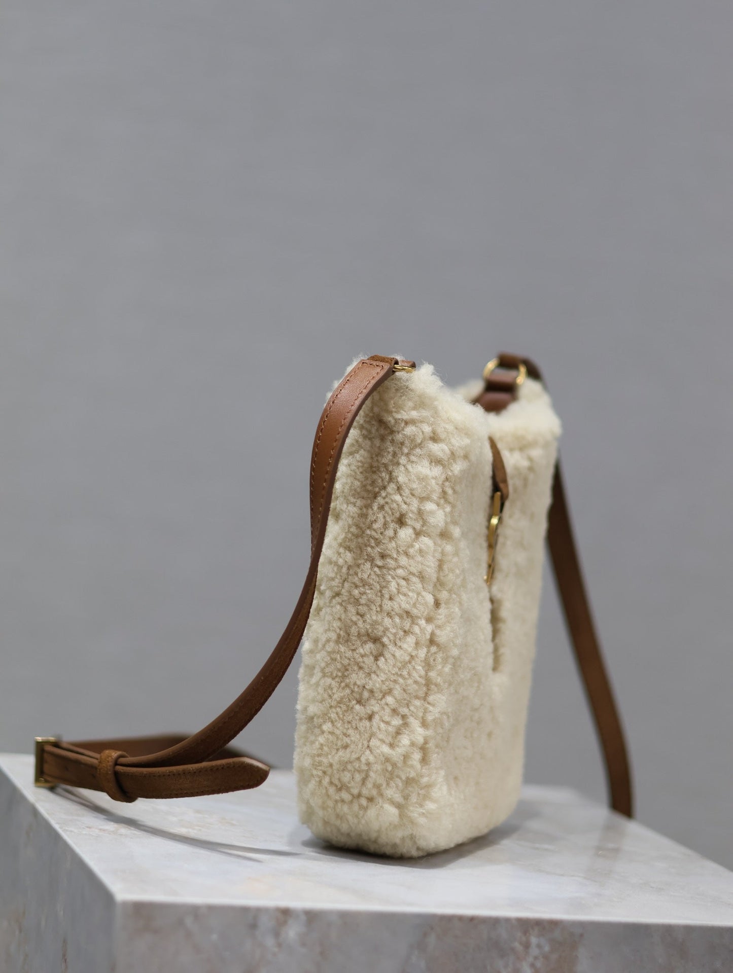 LE 5 À 7 HOBO BAG 18 IN CREAM SHEARLING AND BROWN SUEDE TRIM