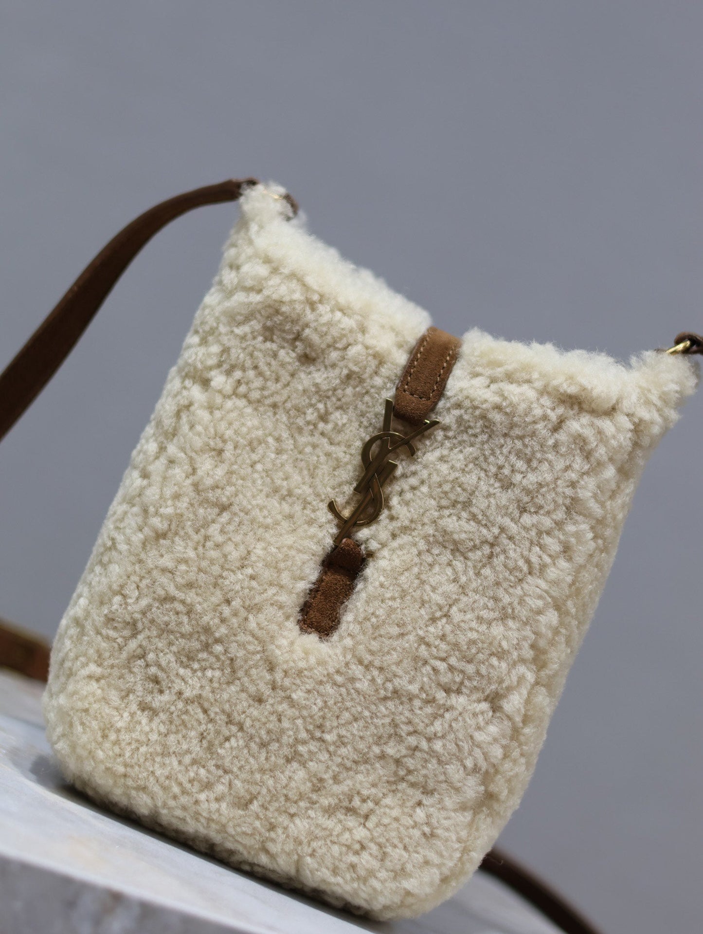 LE 5 À 7 HOBO BAG 18 IN CREAM SHEARLING AND BROWN SUEDE TRIM