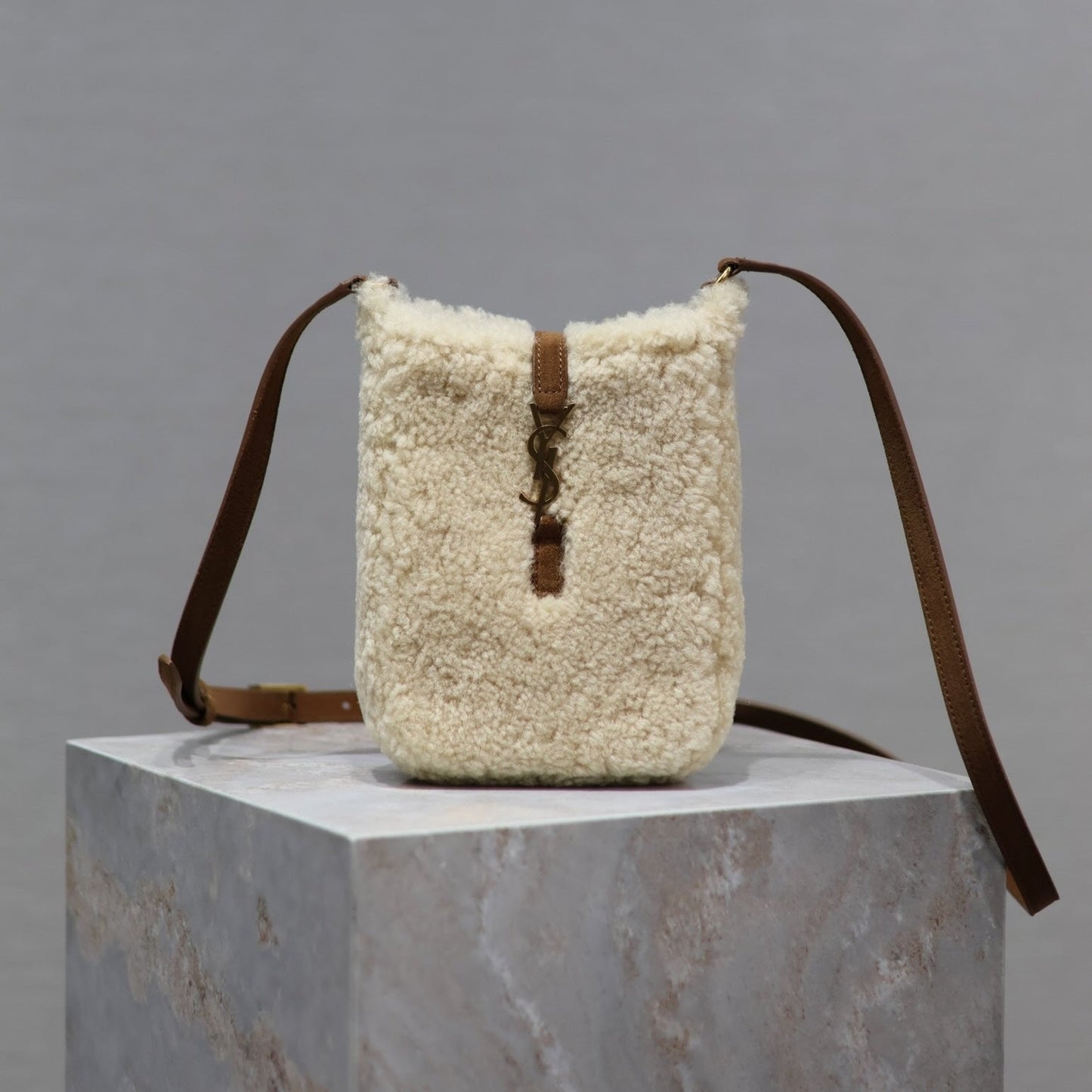 LE 5 À 7 HOBO BAG 18 IN CREAM SHEARLING AND BROWN SUEDE TRIM