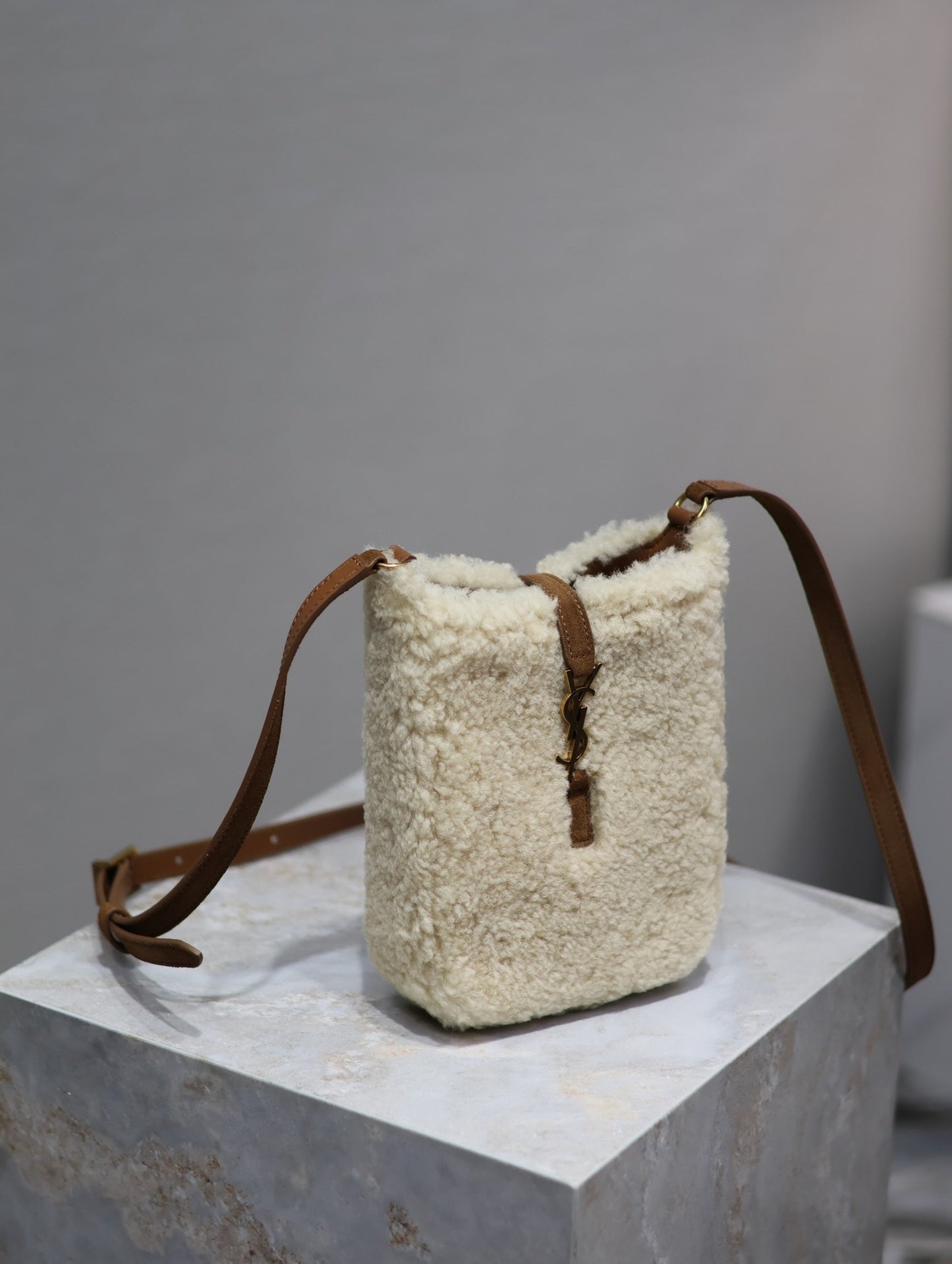 LE 5 À 7 HOBO BAG 18 IN CREAM SHEARLING AND BROWN SUEDE TRIM