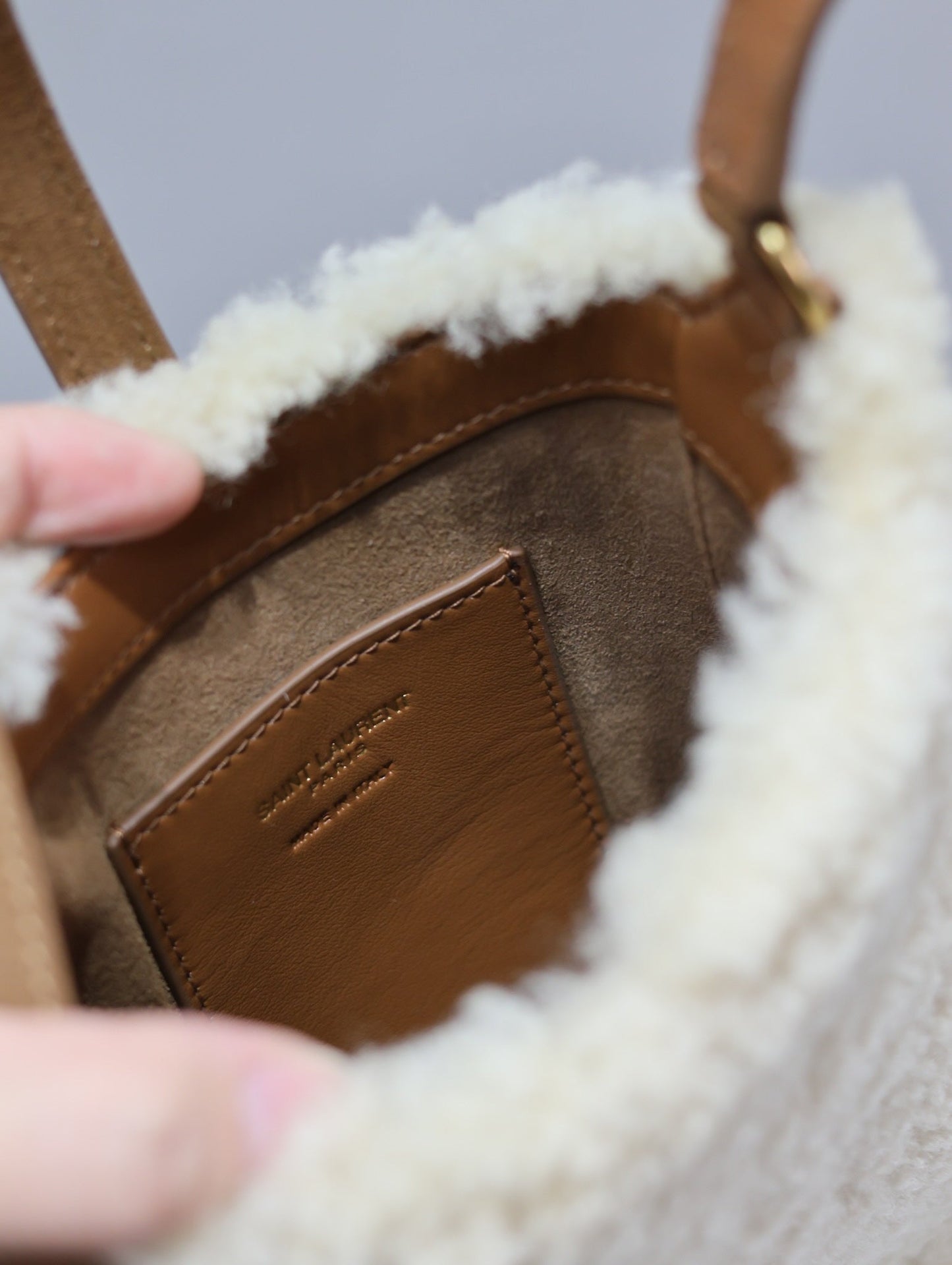 LE 5 À 7 HOBO BAG 18 IN CREAM SHEARLING AND BROWN SUEDE TRIM