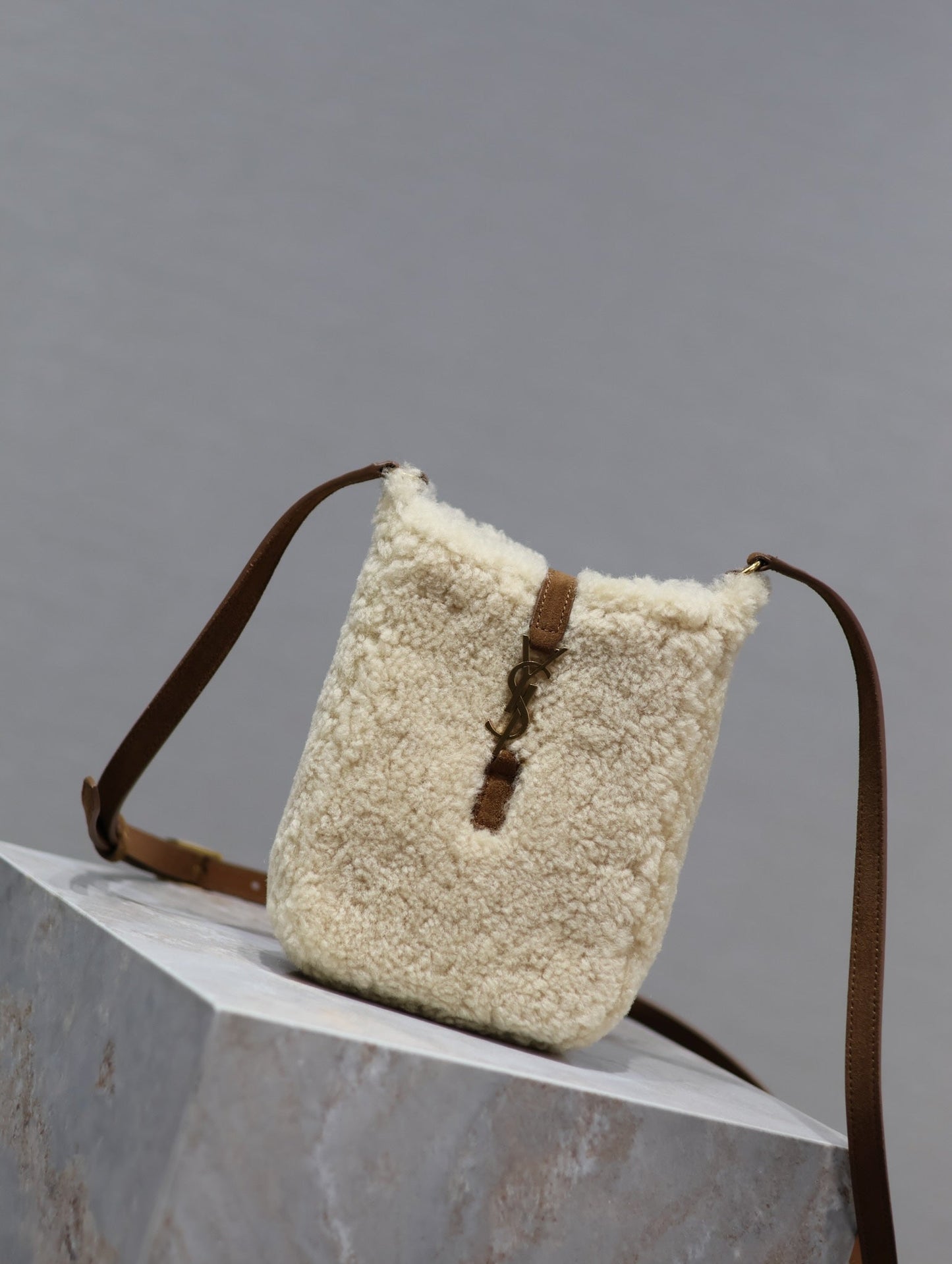 LE 5 À 7 HOBO BAG 18 IN CREAM SHEARLING AND BROWN SUEDE TRIM