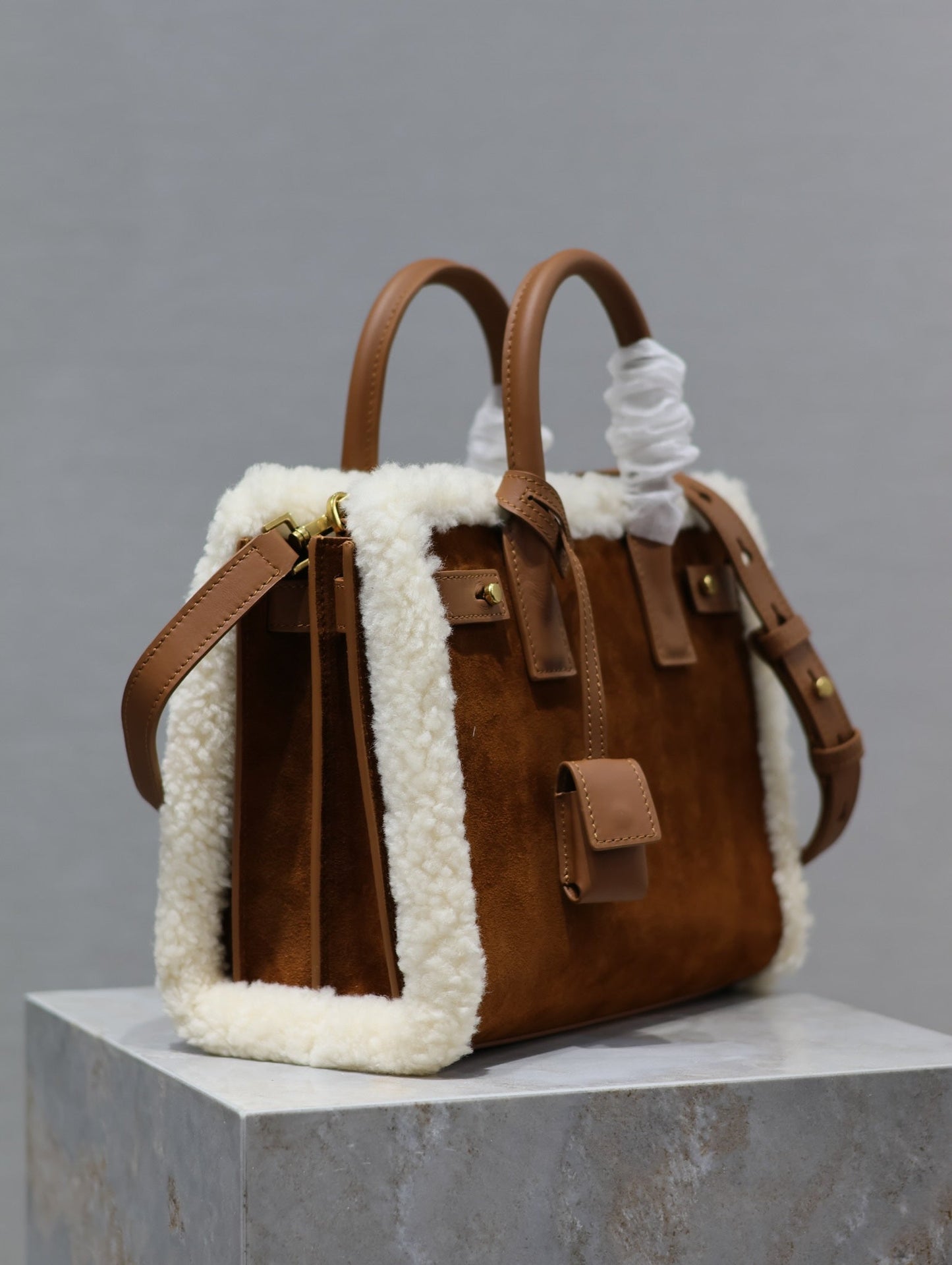 SAC DE JOUR 26 IN BROWN SUEDE AND WHITE SHEARLING TRIM