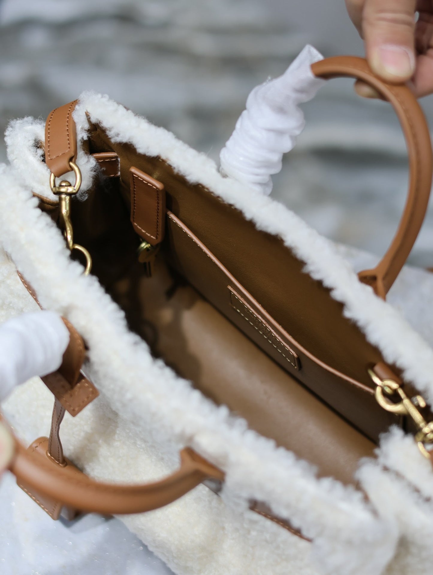 SAC DE JOUR 22 IN WHITE SHEARLING AND BROWN CALFSKIN TRIM