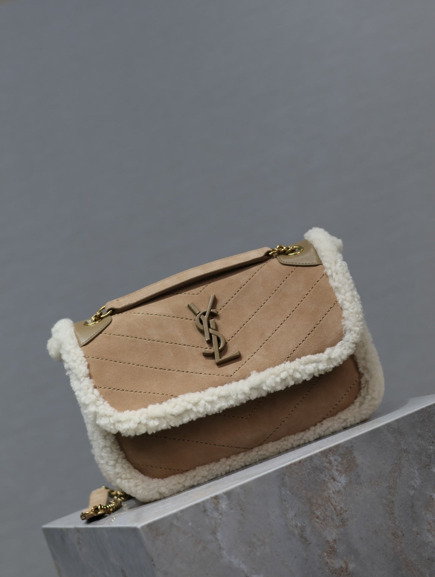 NIKI SMALL 22 IN CAMEL SUEDE AND WHITE SHEARLING