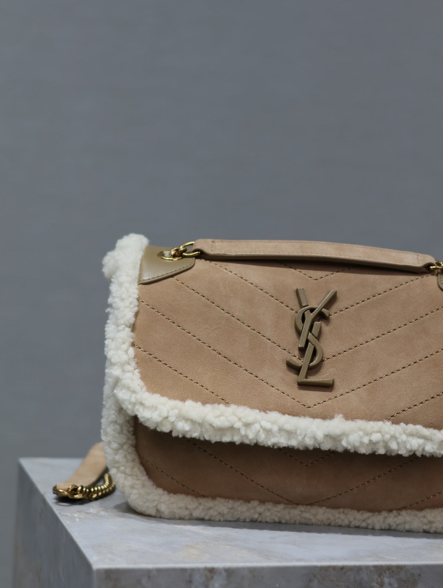 NIKI SMALL 22 IN CAMEL SUEDE AND WHITE SHEARLING