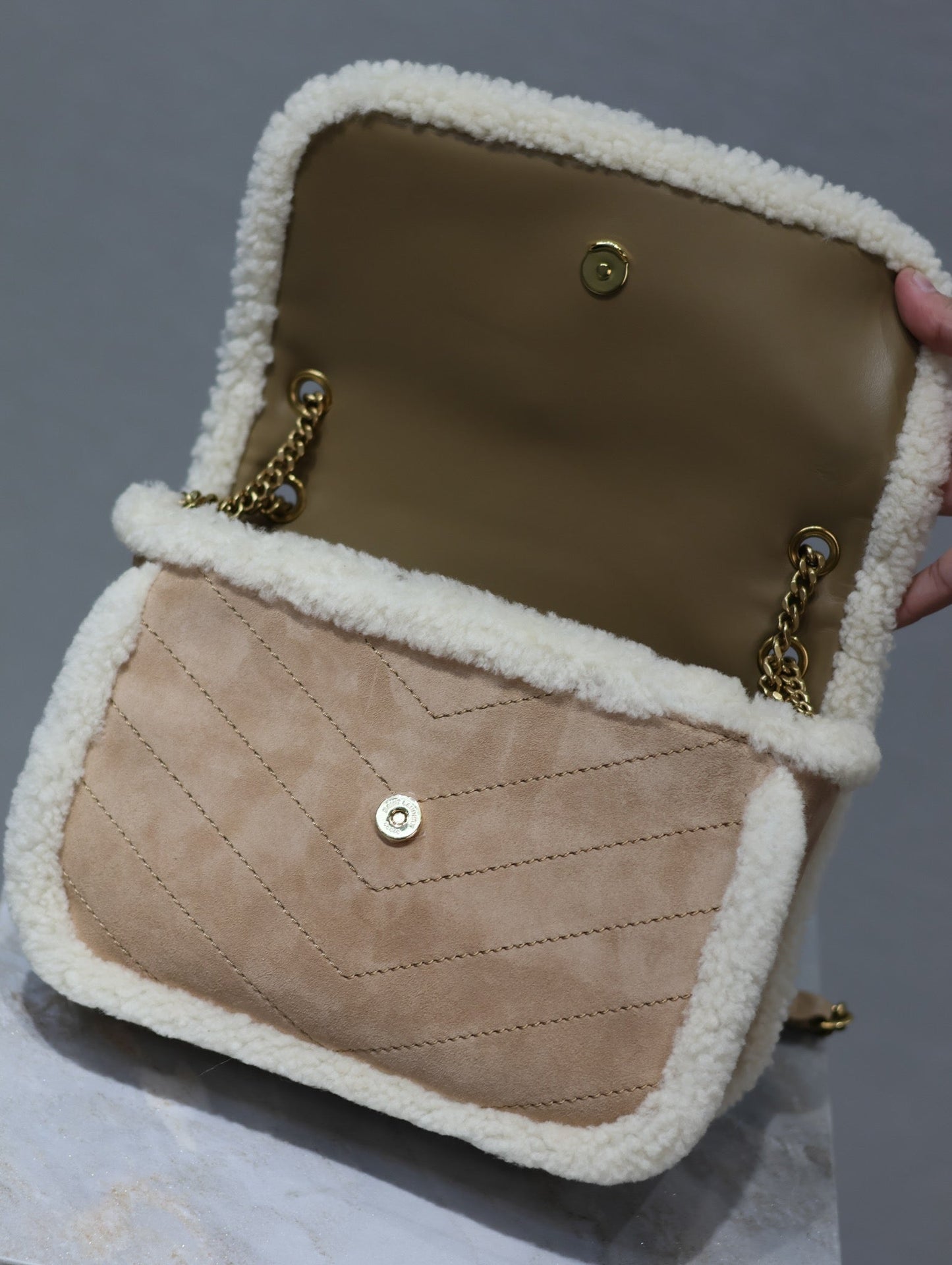 NIKI SMALL 22 IN CAMEL SUEDE AND WHITE SHEARLING