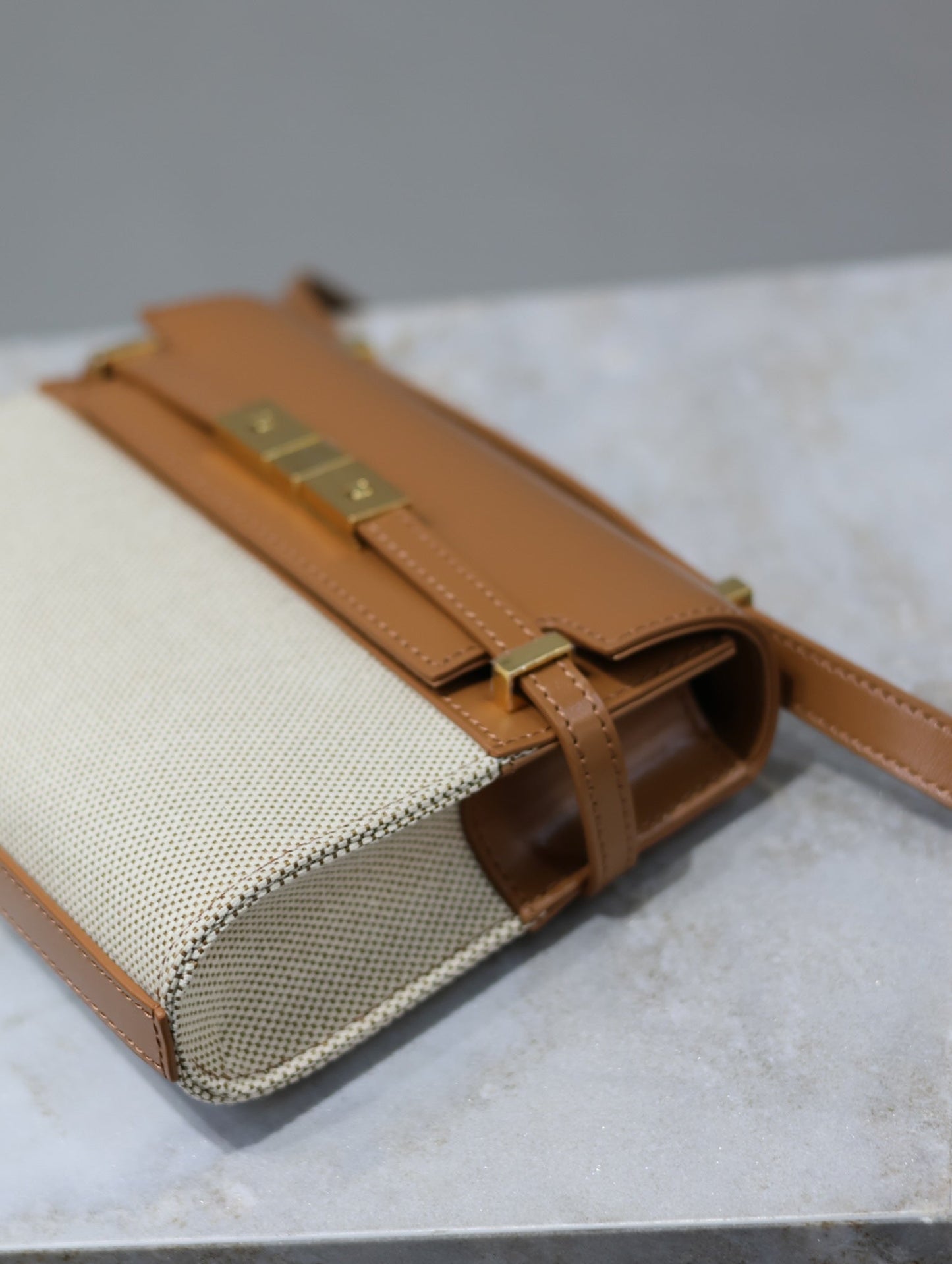 MANHATTAN MINI 19 IN WHITE CANVAS AND BROWN LAMBSKIN GOLD BUCKLE