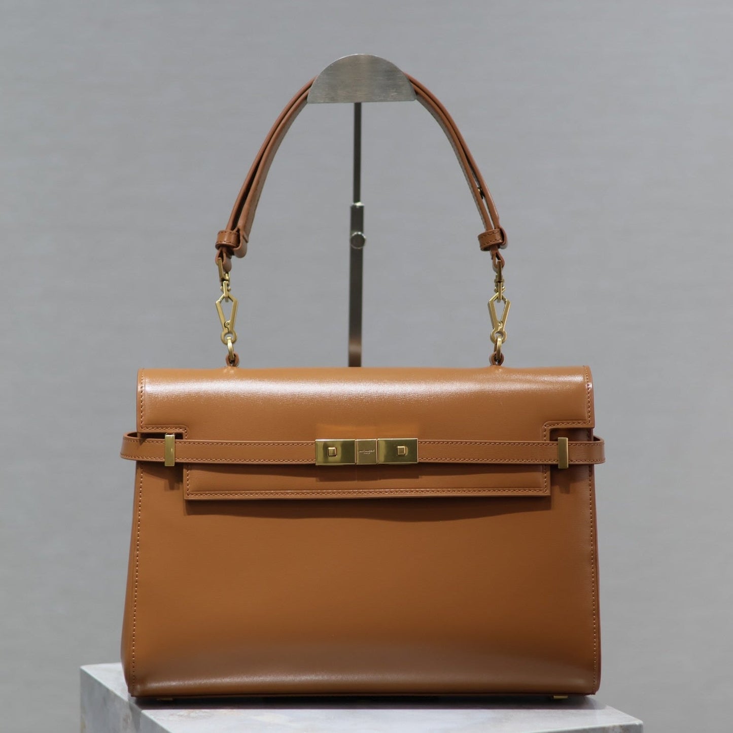 MANHATTAN HANDBAG 32 IN CINNAMON BROWN CALFSKIN GOLD HARDWARE