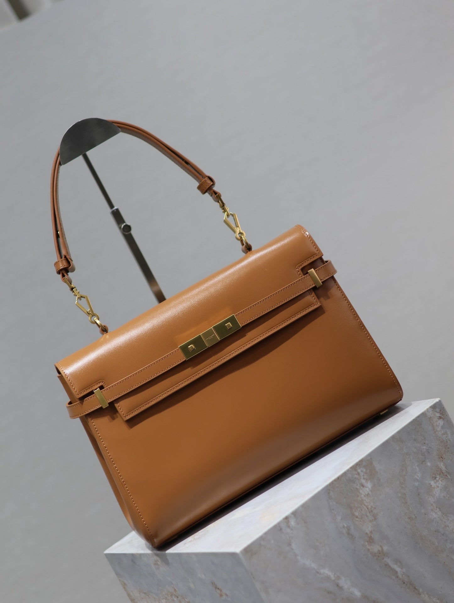 MANHATTAN HANDBAG 32 IN CINNAMON BROWN CALFSKIN GOLD HARDWARE