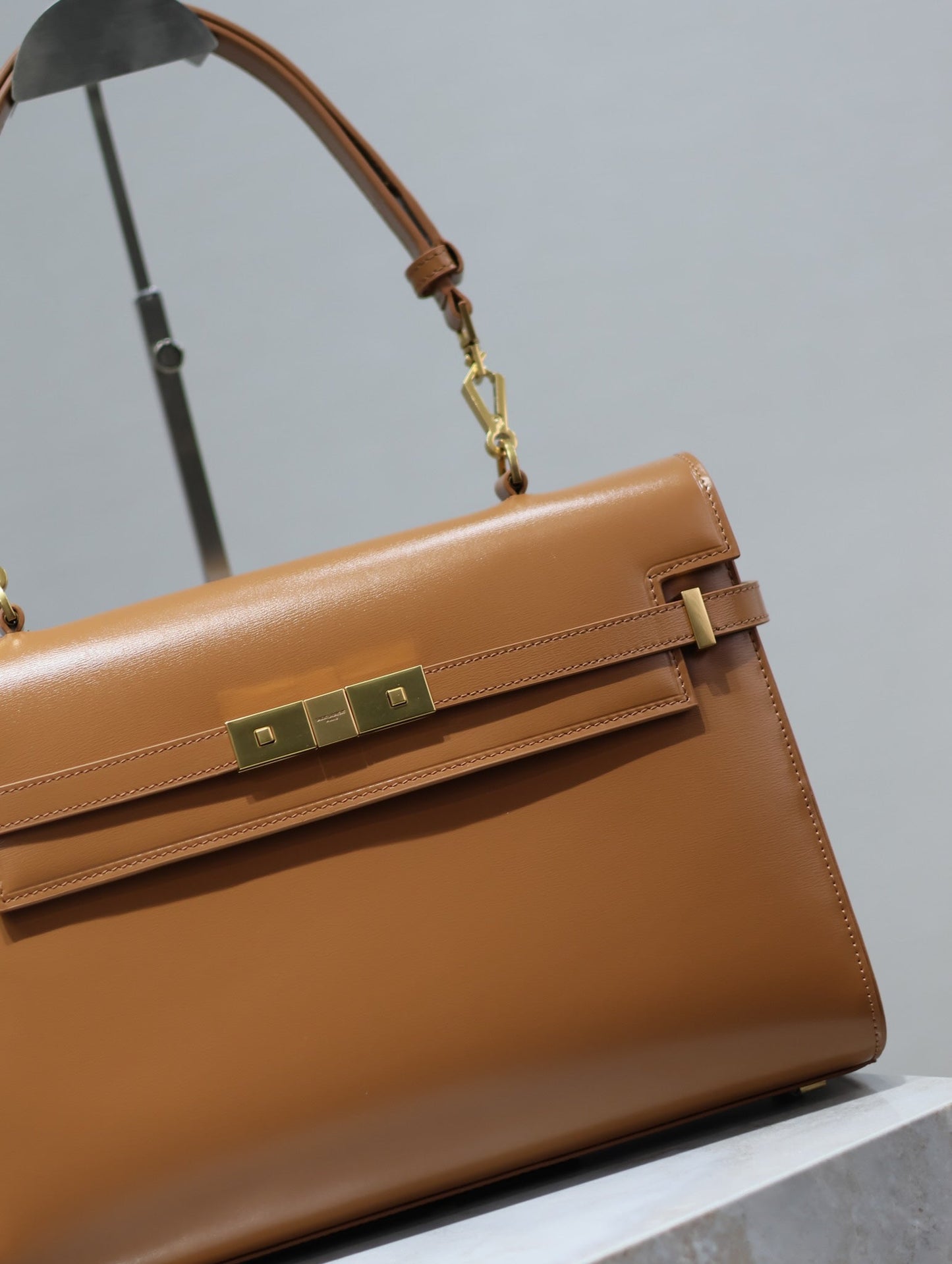 MANHATTAN HANDBAG 32 IN CINNAMON BROWN CALFSKIN GOLD HARDWARE