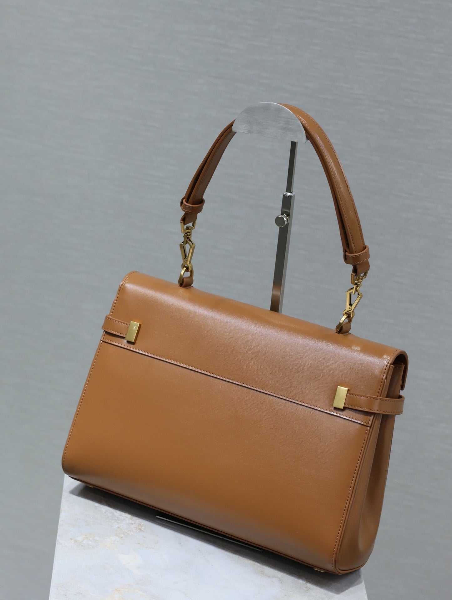 MANHATTAN HANDBAG 32 IN CINNAMON BROWN CALFSKIN GOLD HARDWARE