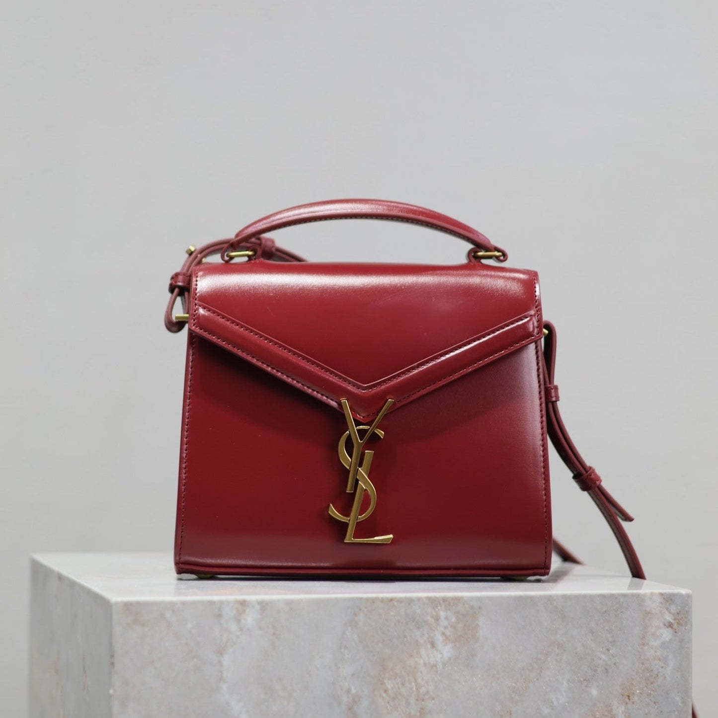 CASSANDRA MINI TOP HANDLE BAG 20 IN RED CALFSKIN GOLD HARDWARE