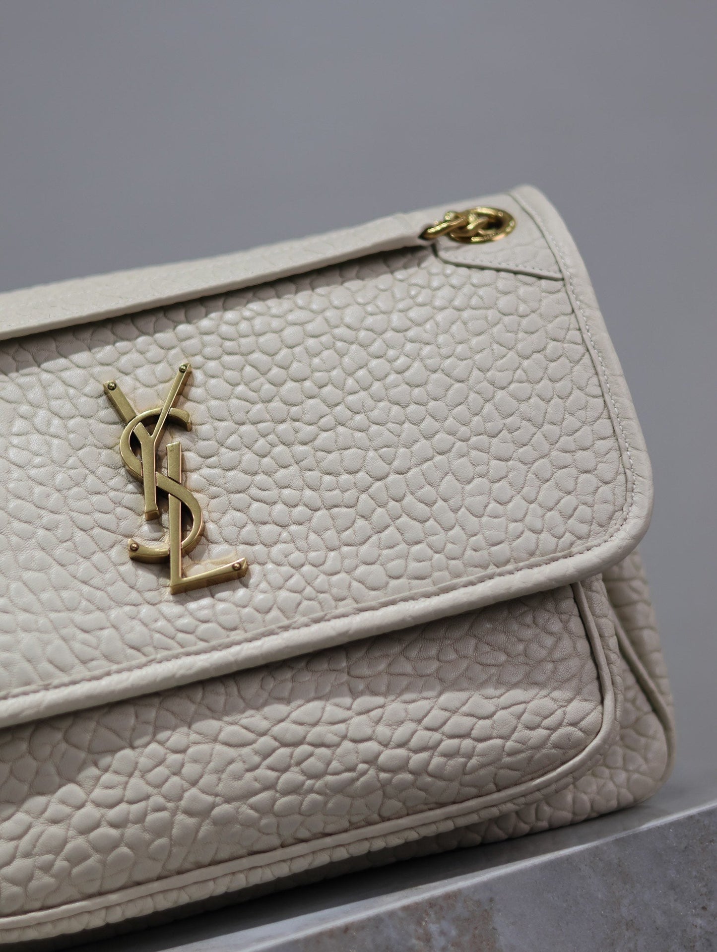 NIKI MEDIUM 28 IN WHITE ELEPHANT PATTERN LAMBSKIN GOLD LOGO