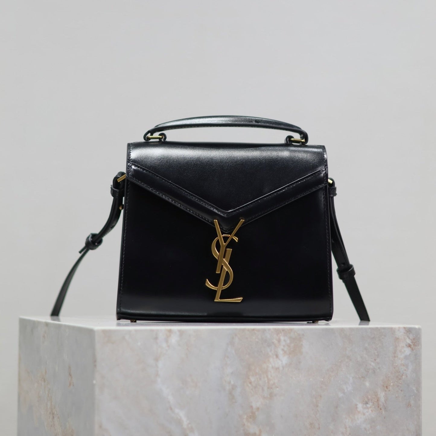 CASSANDRA MINI TOP HANDLE BAG 20 IN BLACK SMOOTH LAMBSKIN GOLD HARDWARE