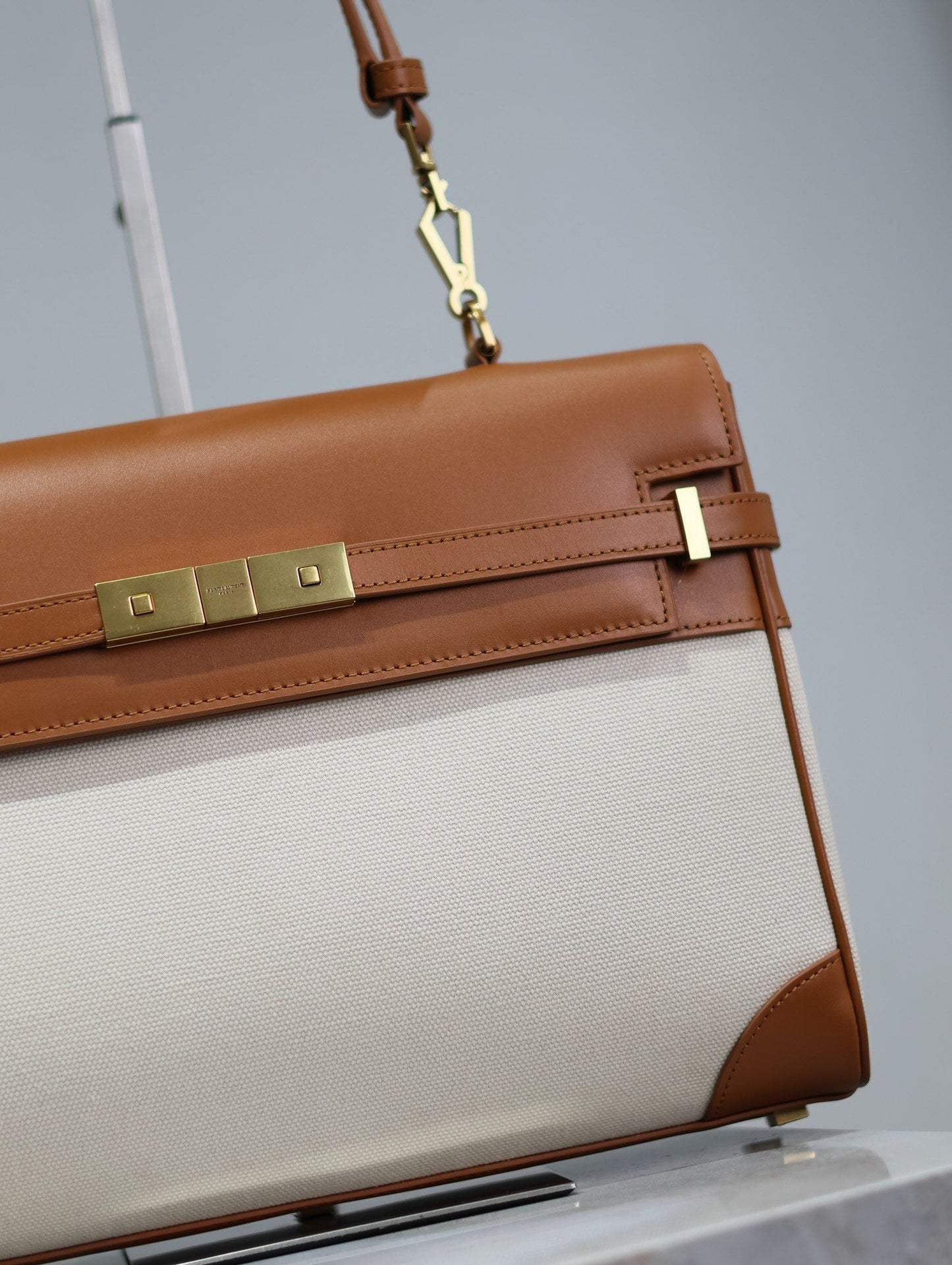 MANHATTAN HANDBAG 32 IN BROWN CALFSKIN AND WHITE CANVAS GOLD HARDWARE