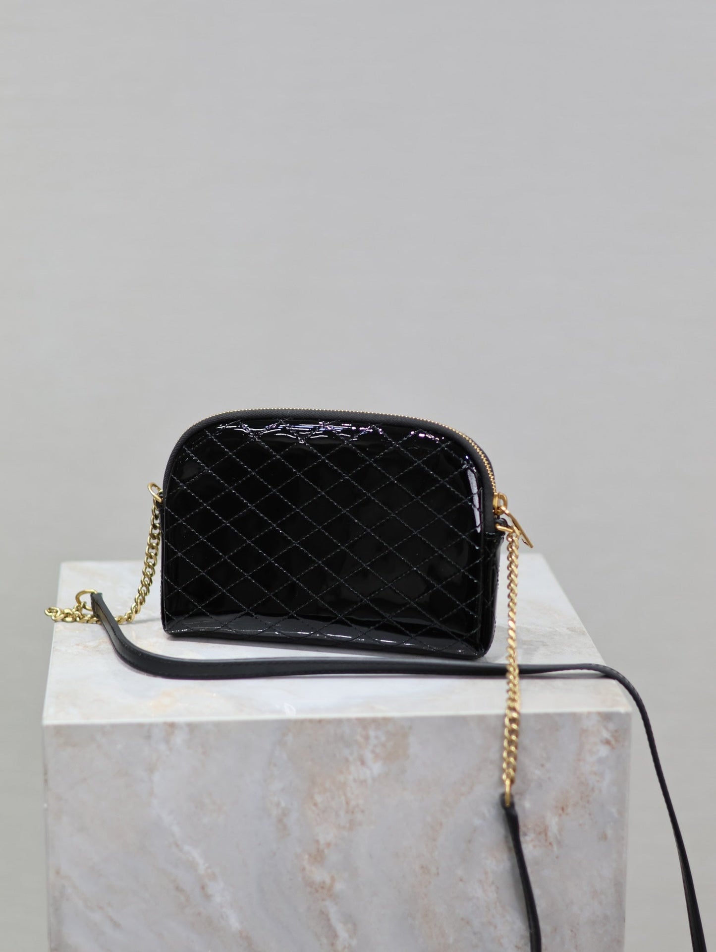 GABY ZIPPED POUCH 19 IN BLACK GLOSSY LAMBSKIN GOLD HARDWARE