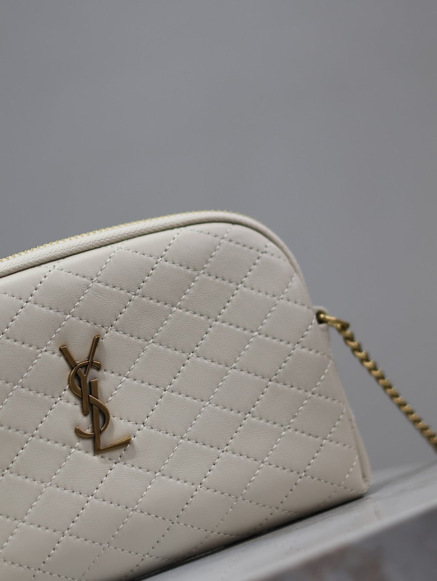 GABY ZIPPED POUCH 19 IN WHITE QUILTED LAMBSKIN GOLD HARDWARE