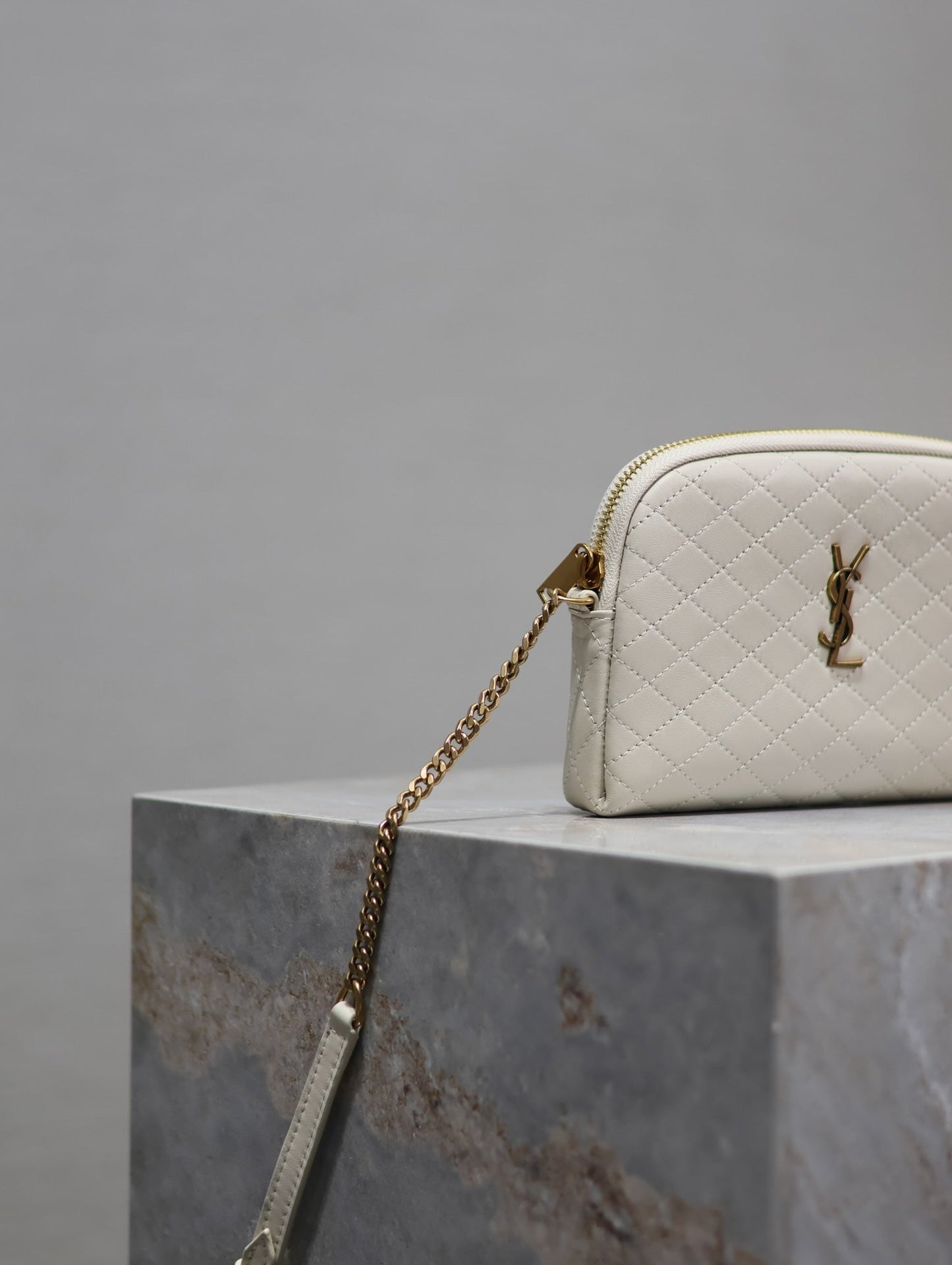 GABY ZIPPED POUCH 19 IN WHITE QUILTED LAMBSKIN GOLD HARDWARE