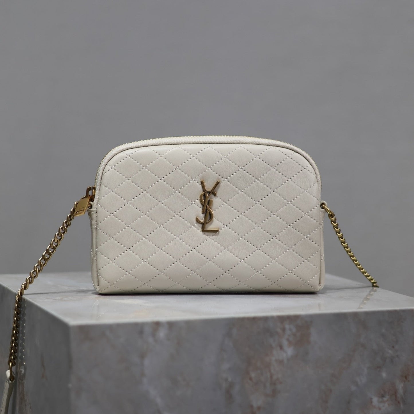 GABY ZIPPED POUCH 19 IN WHITE QUILTED LAMBSKIN GOLD HARDWARE