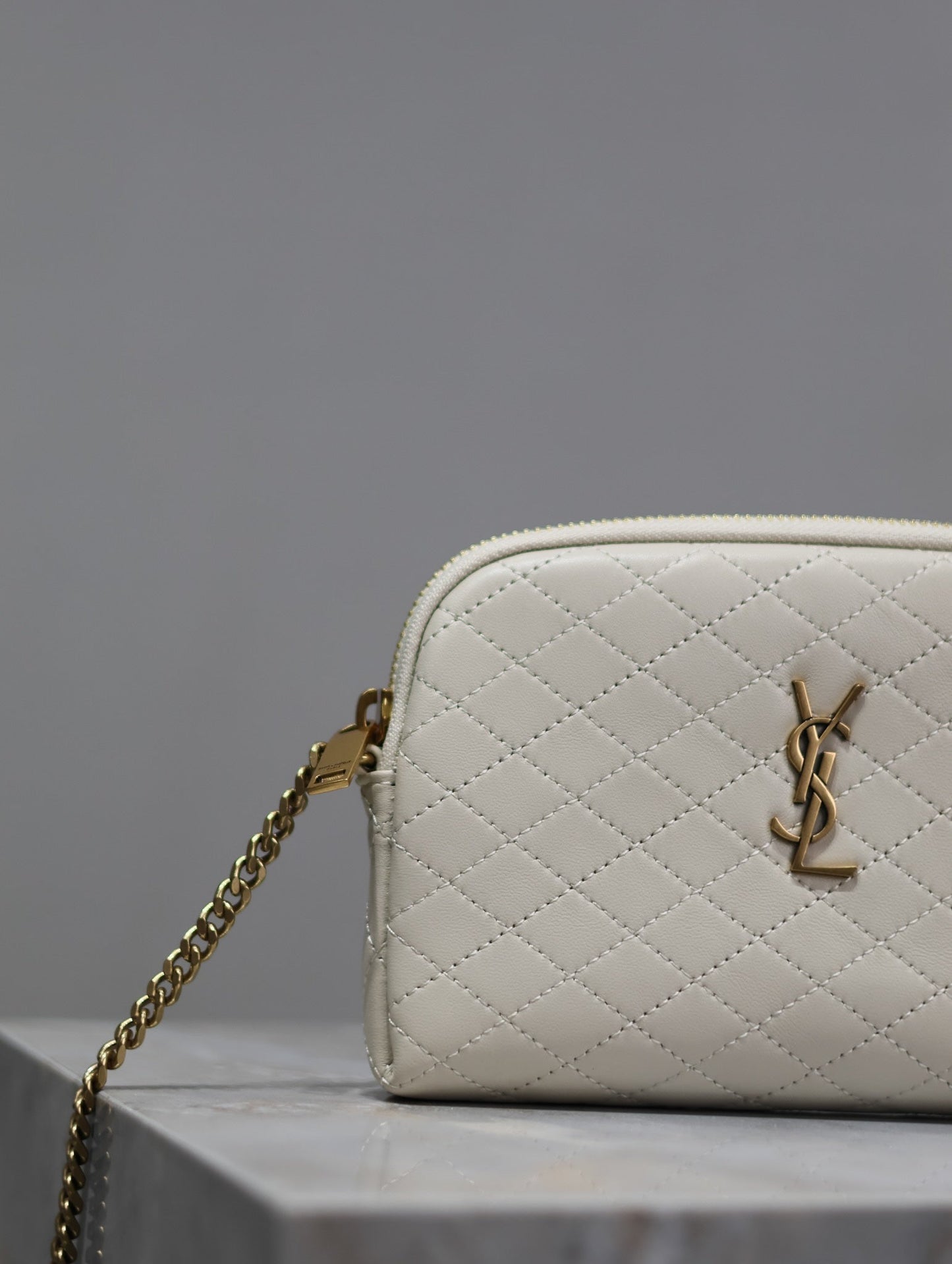 GABY ZIPPED POUCH 19 IN WHITE QUILTED LAMBSKIN GOLD HARDWARE