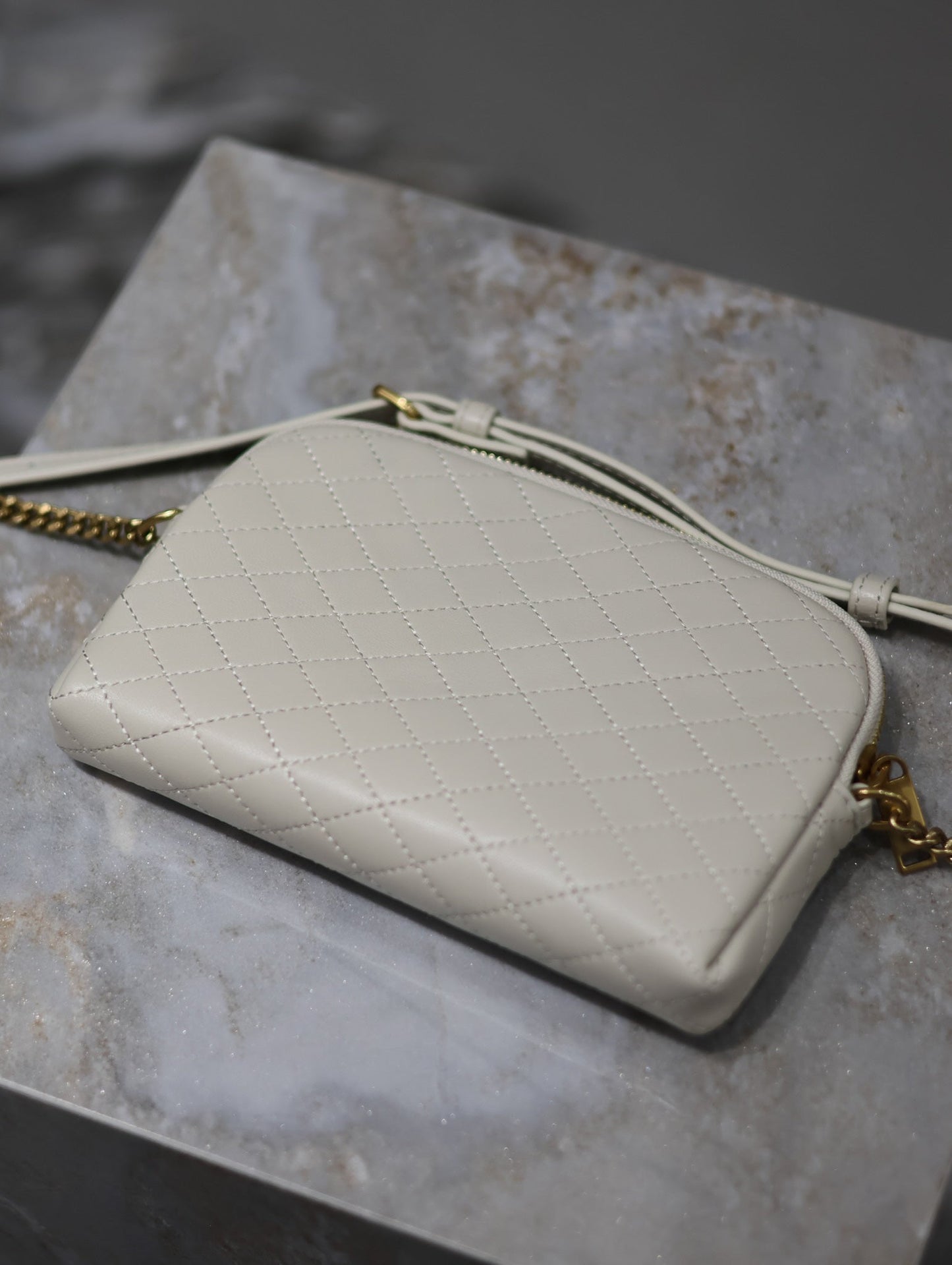 GABY ZIPPED POUCH 19 IN WHITE QUILTED LAMBSKIN GOLD HARDWARE