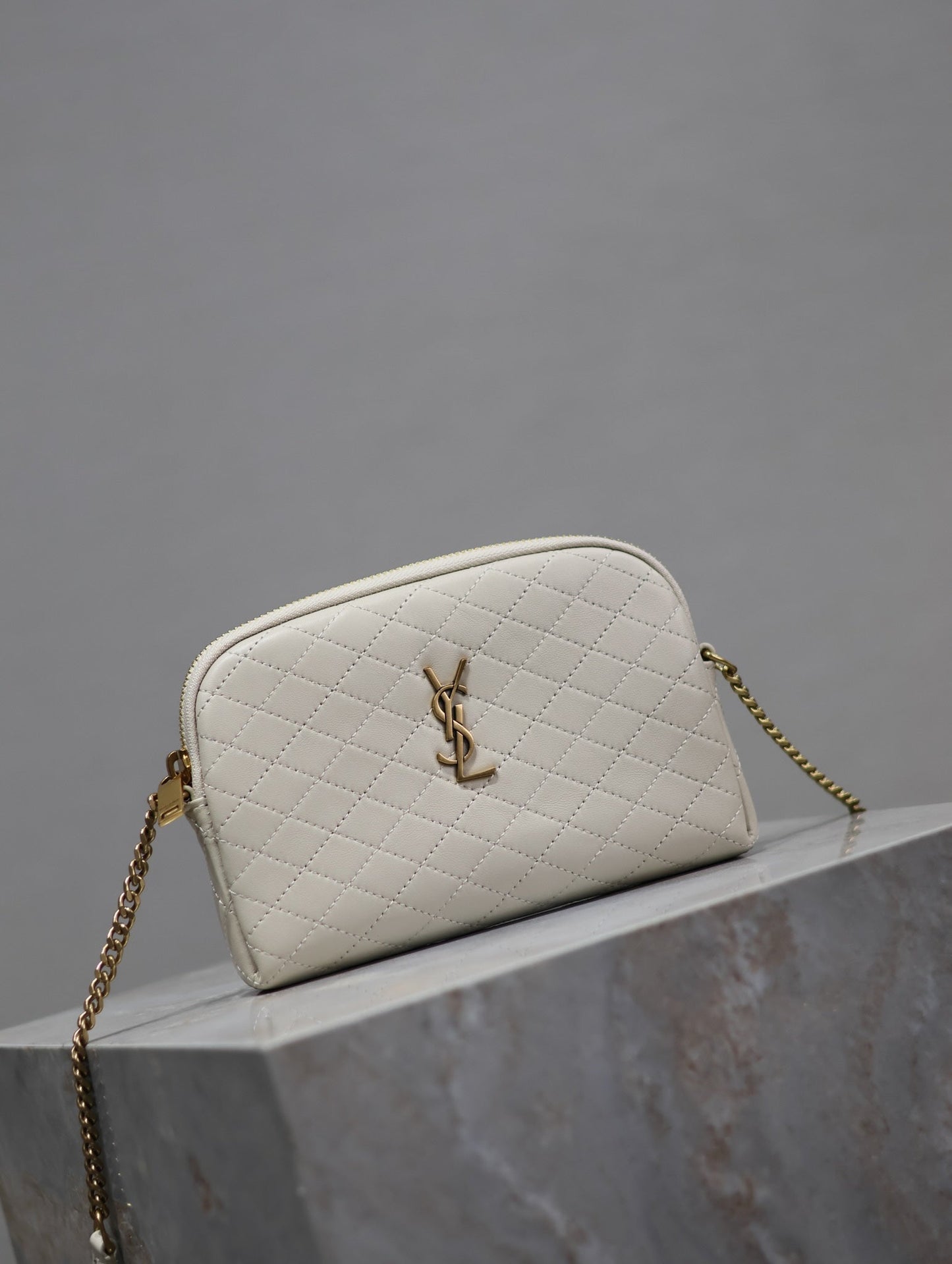 GABY ZIPPED POUCH 19 IN WHITE QUILTED LAMBSKIN GOLD HARDWARE