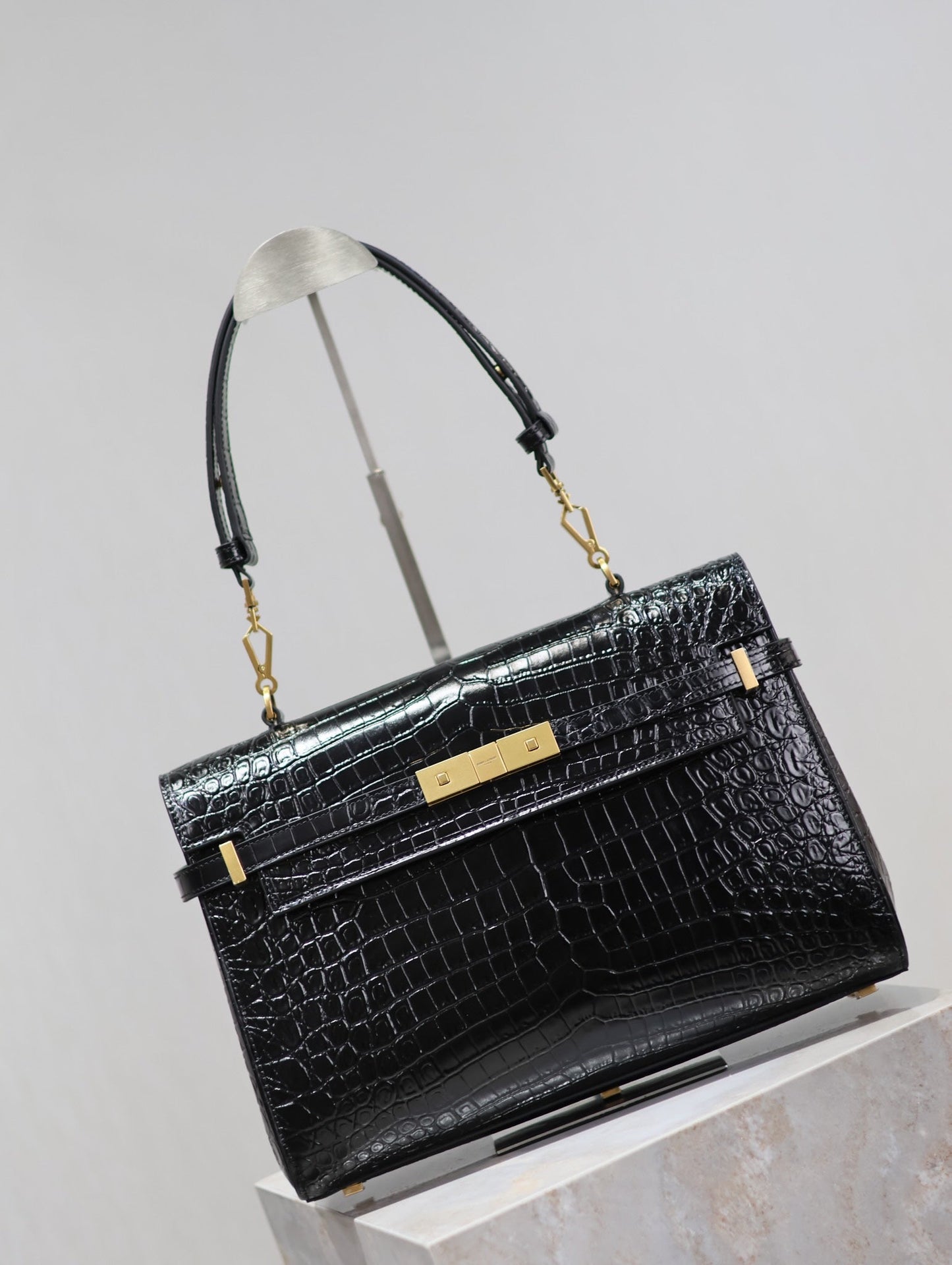 MANHATTAN HANDBAG 32 IN BLACK CROCODILE-EMBOSSED CALFSKIN GOLD HARDWARE