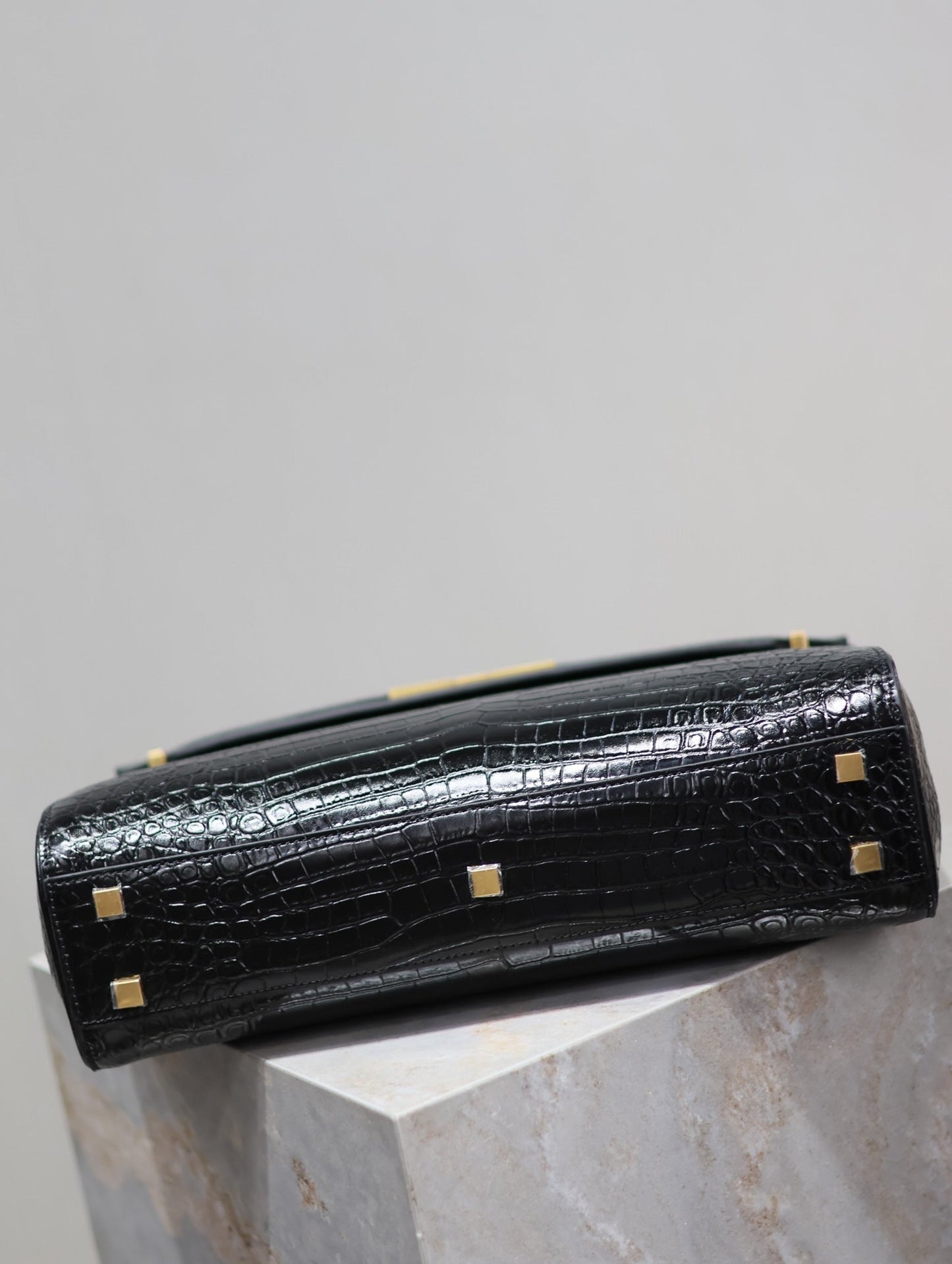 MANHATTAN HANDBAG 32 IN BLACK CROCODILE-EMBOSSED CALFSKIN GOLD HARDWARE