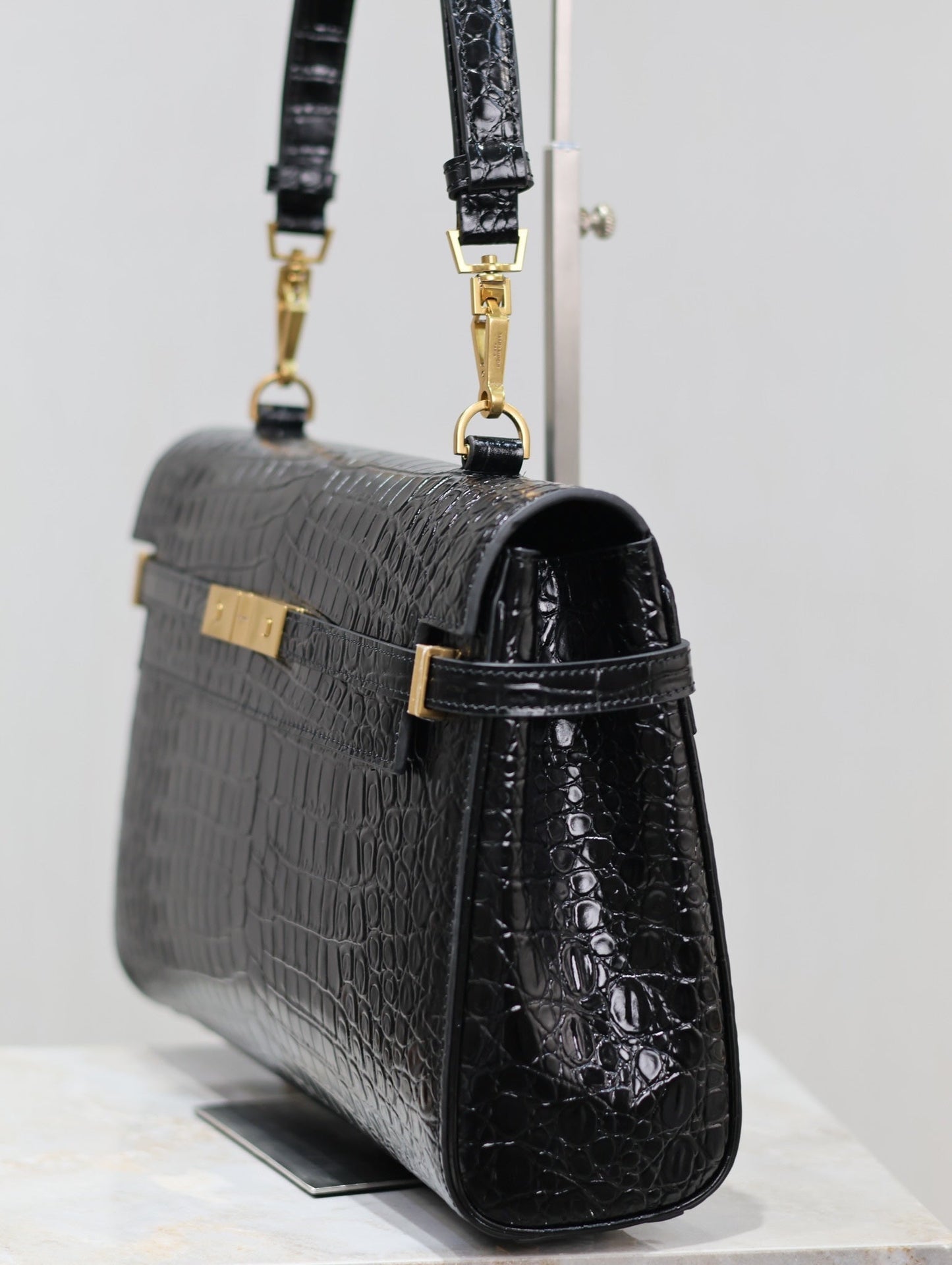 MANHATTAN HANDBAG 32 IN BLACK CROCODILE-EMBOSSED CALFSKIN GOLD HARDWARE