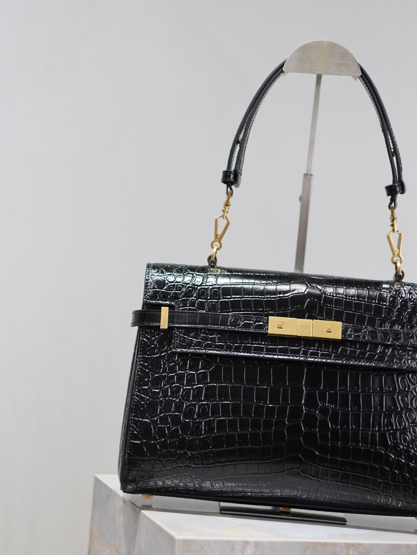 MANHATTAN HANDBAG 32 IN BLACK CROCODILE-EMBOSSED CALFSKIN GOLD HARDWARE