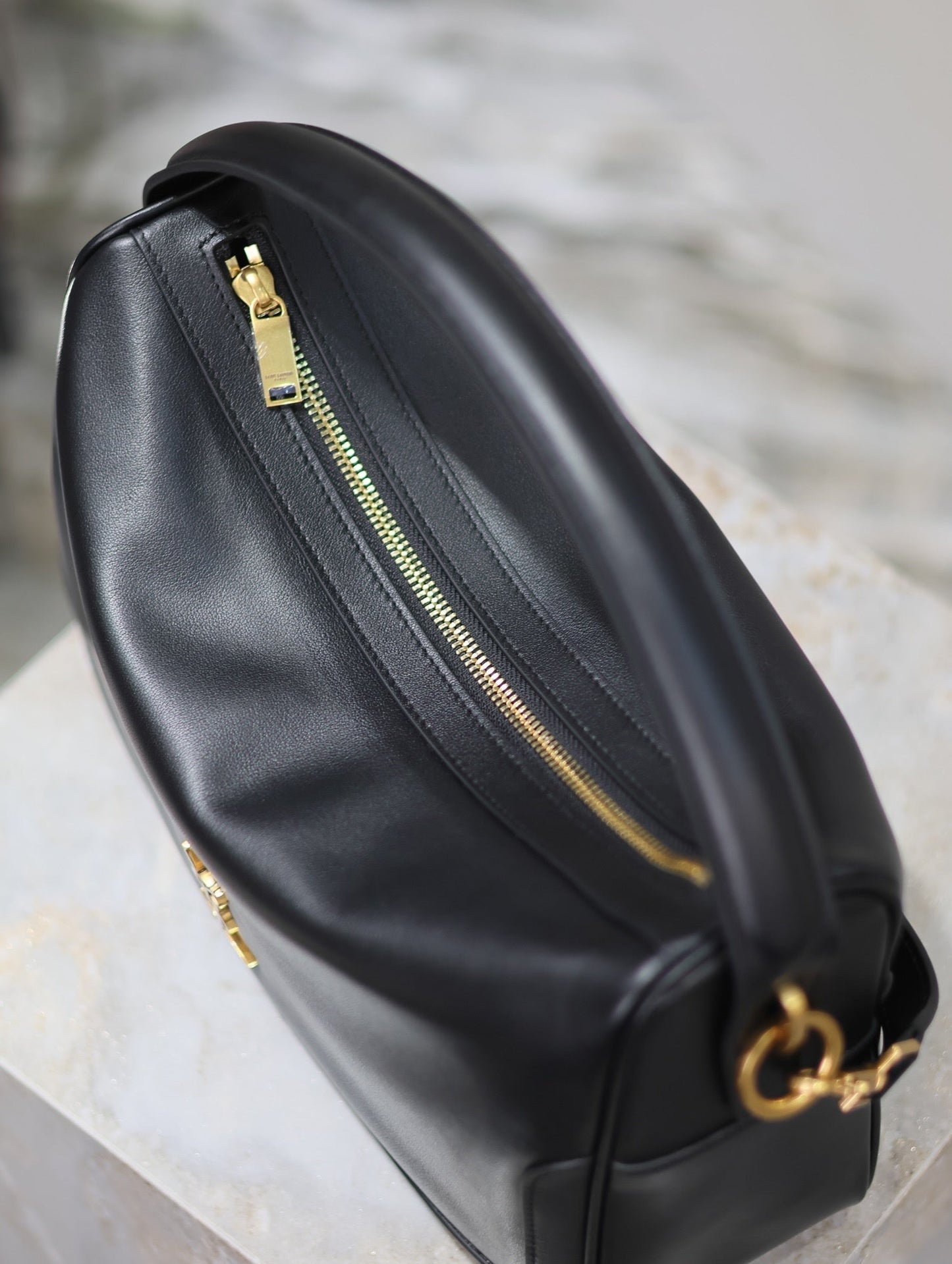 CAMERA SUPPLE BAG 28 IN BLACK SMOOTH LAMBSKIN GOLD HARDWARE