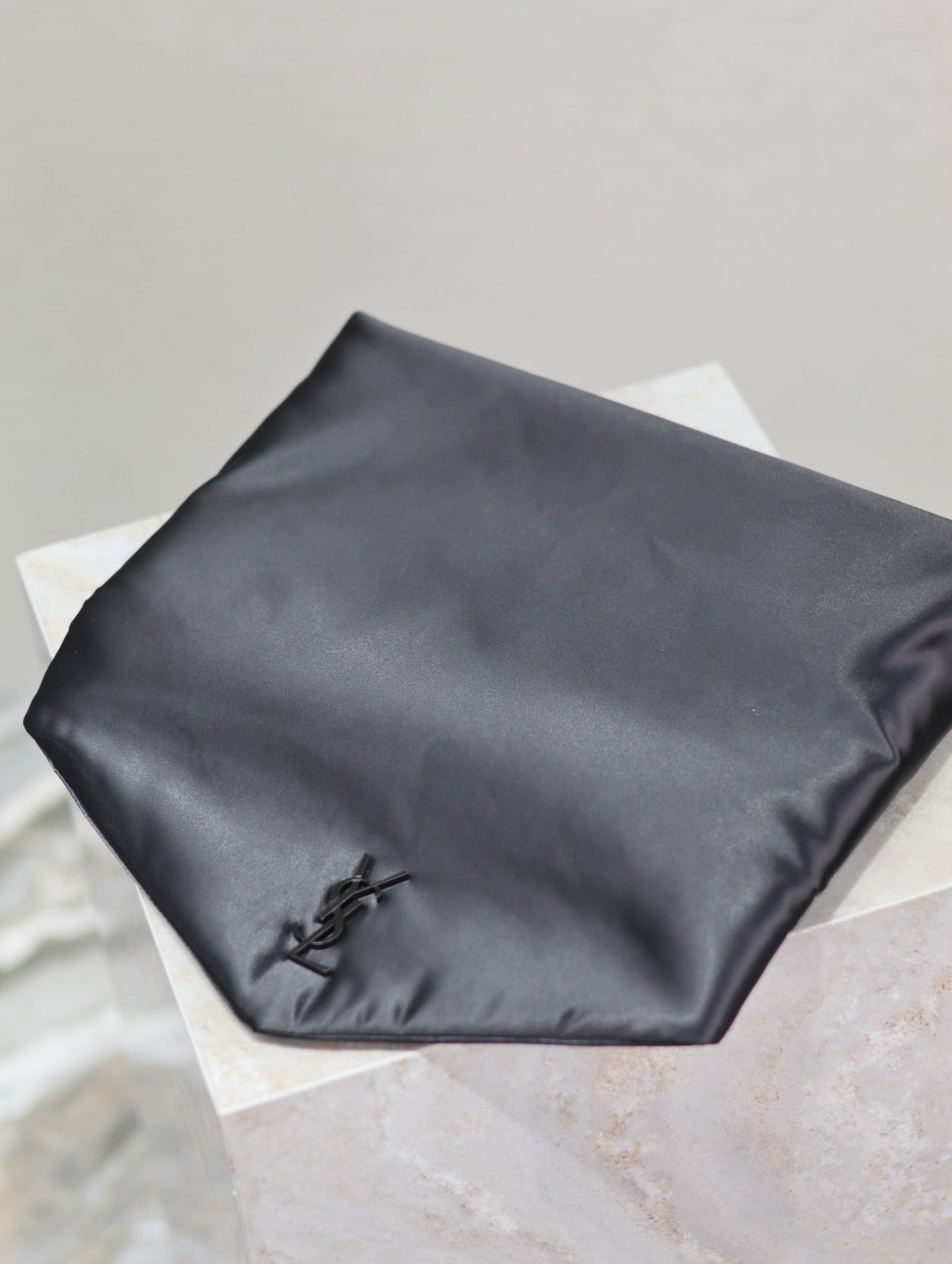 ENVELOPE CLUTCH 29 IN BLACK NYLON BLACK LOGO