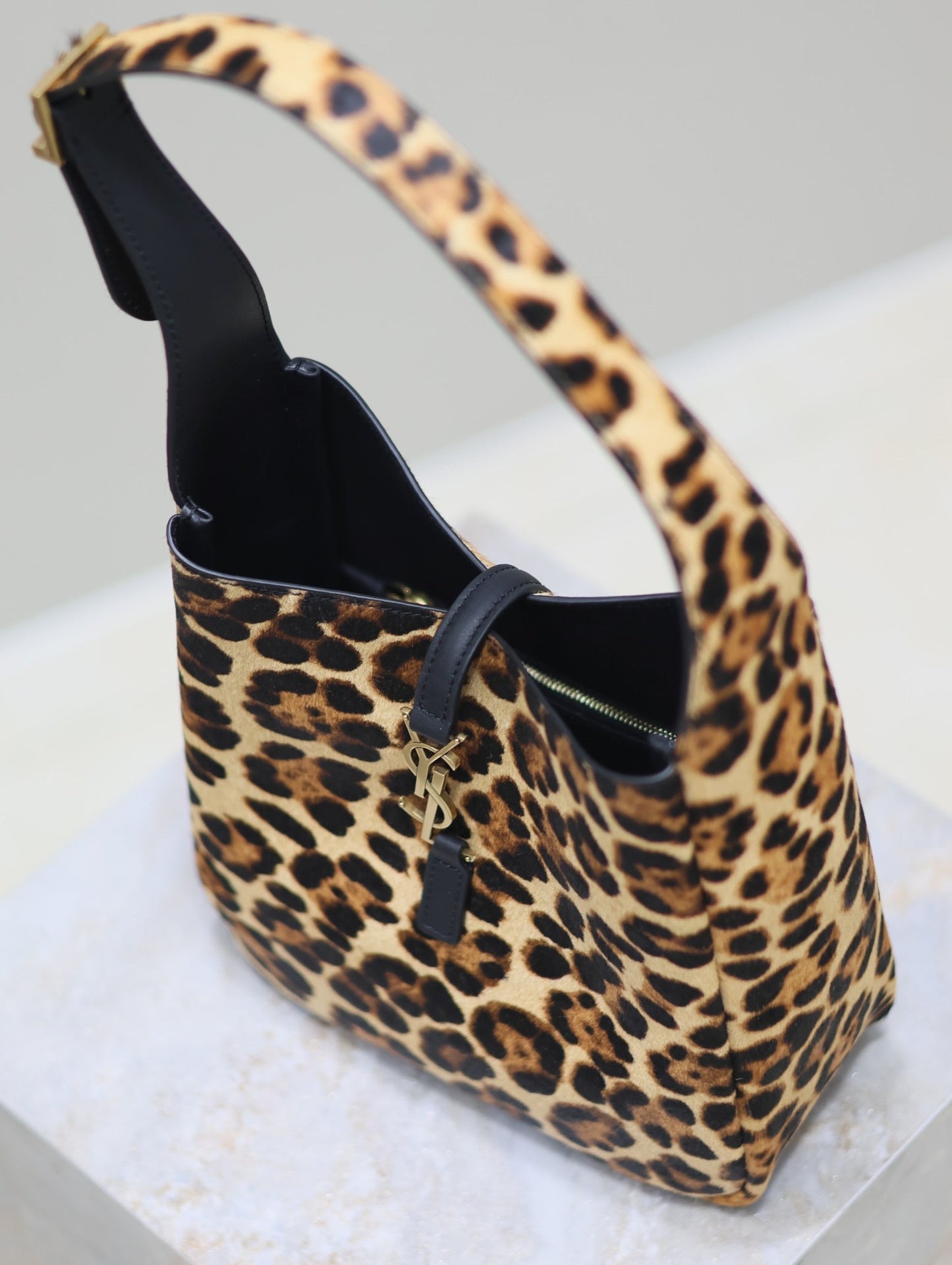 LE 5 À 7 SMALL SUPPLE 23 IN LEOPARD PRINT CALFSKIN