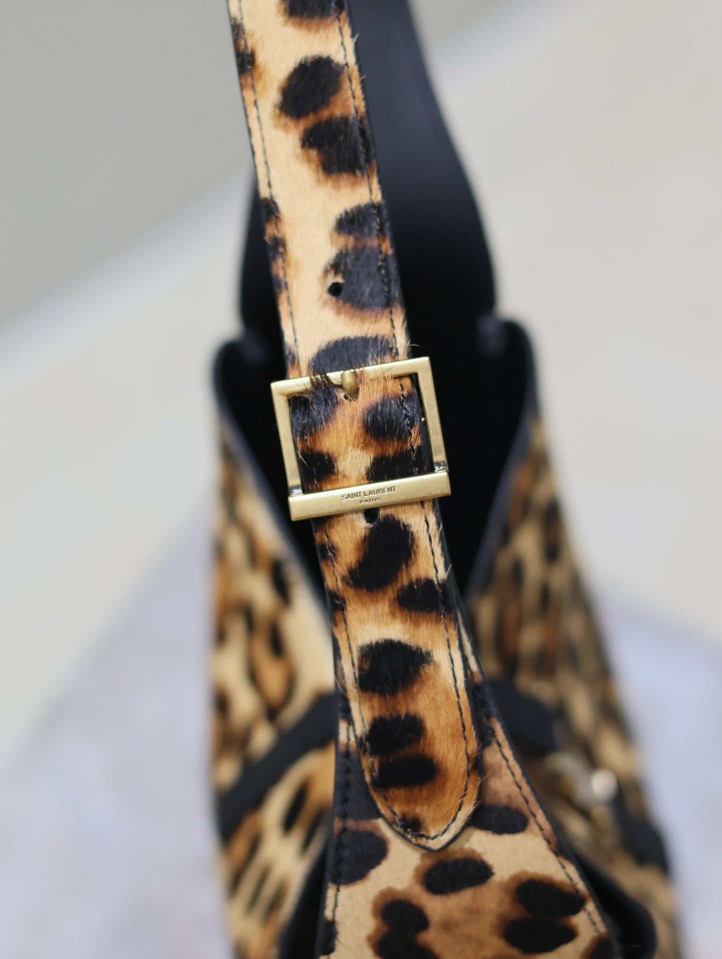 LE 5 À 7 SMALL SUPPLE 23 IN LEOPARD PRINT CALFSKIN