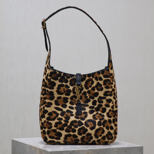 LE 5 À 7 SMALL SUPPLE 23 IN LEOPARD PRINT CALFSKIN