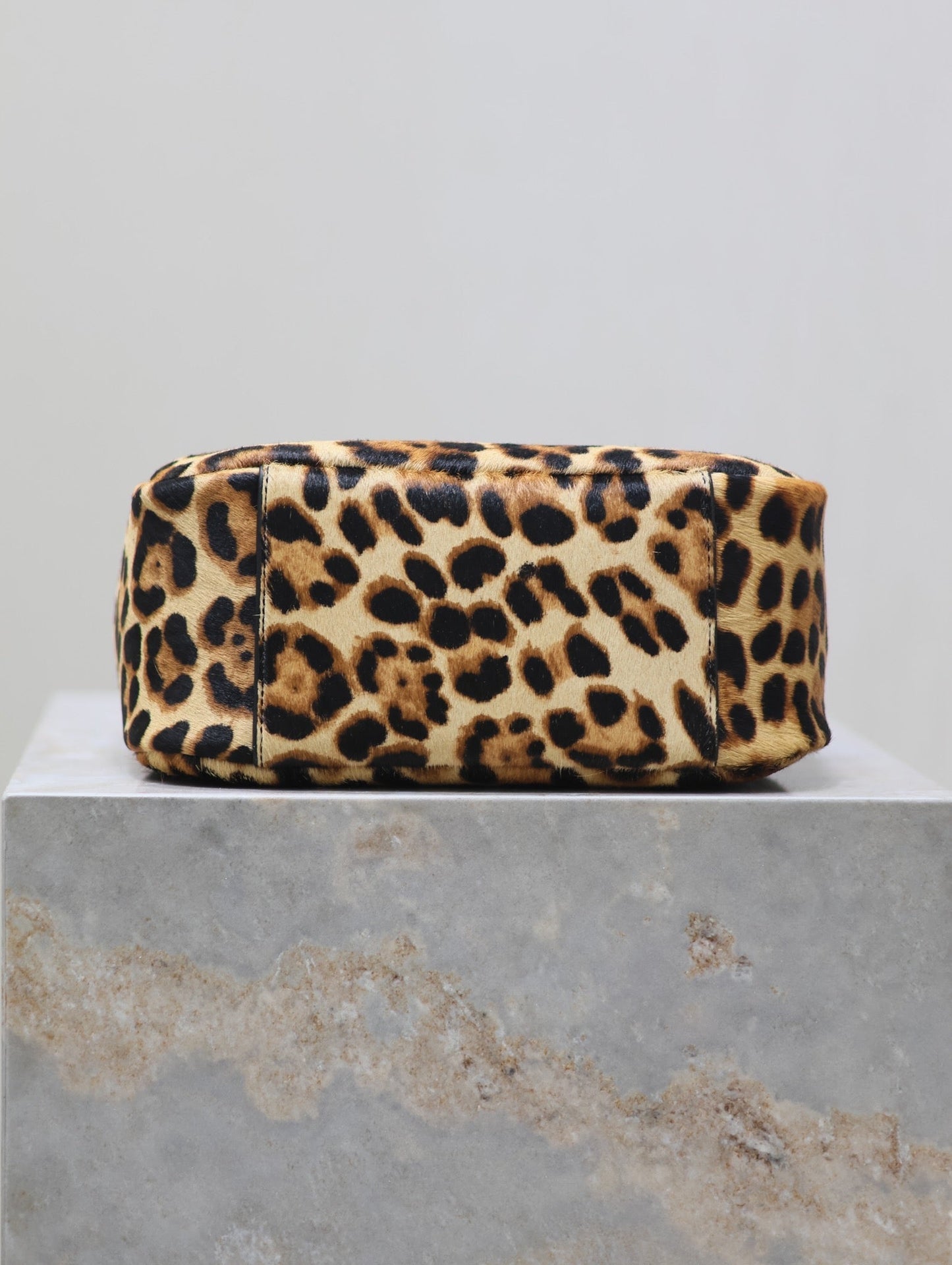 LE 5 À 7 SMALL SUPPLE 23 IN LEOPARD PRINT CALFSKIN