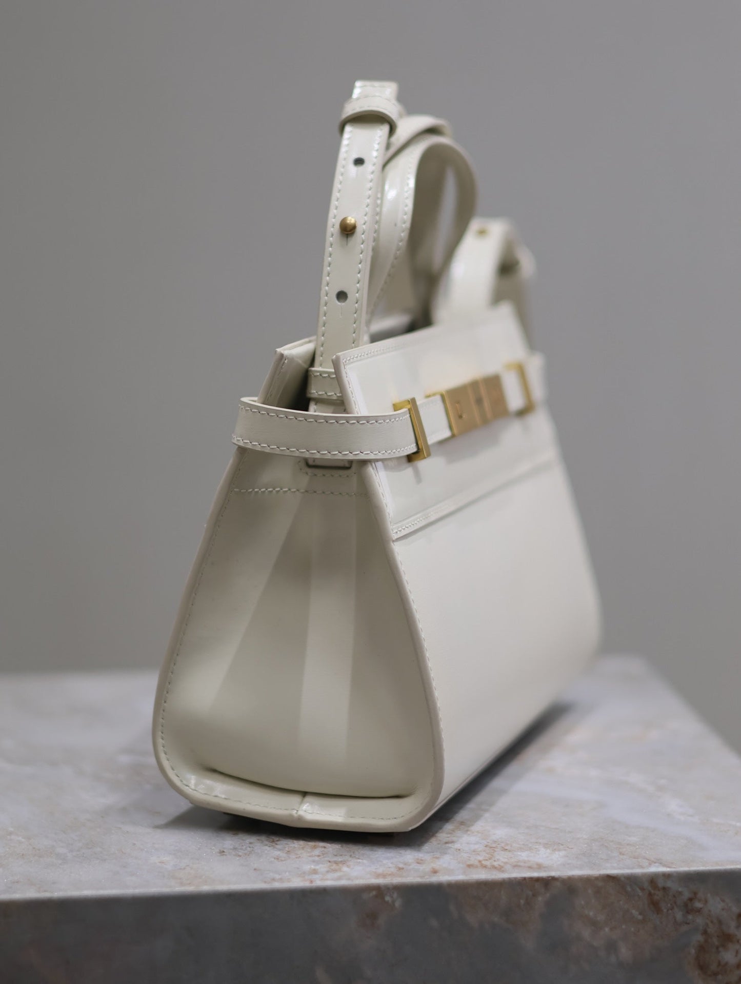 MANHATTAN SMALL TOP HANDLE BAG 21 IN WHITE CALFSKIN GOLD HARDWARE