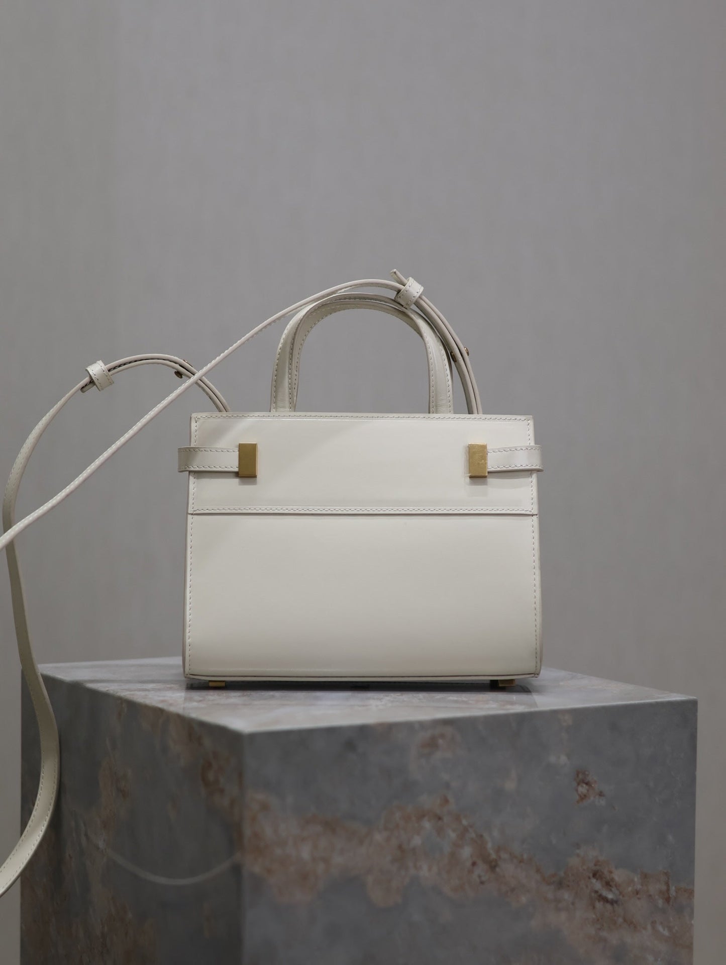 MANHATTAN SMALL TOP HANDLE BAG 21 IN WHITE CALFSKIN GOLD HARDWARE