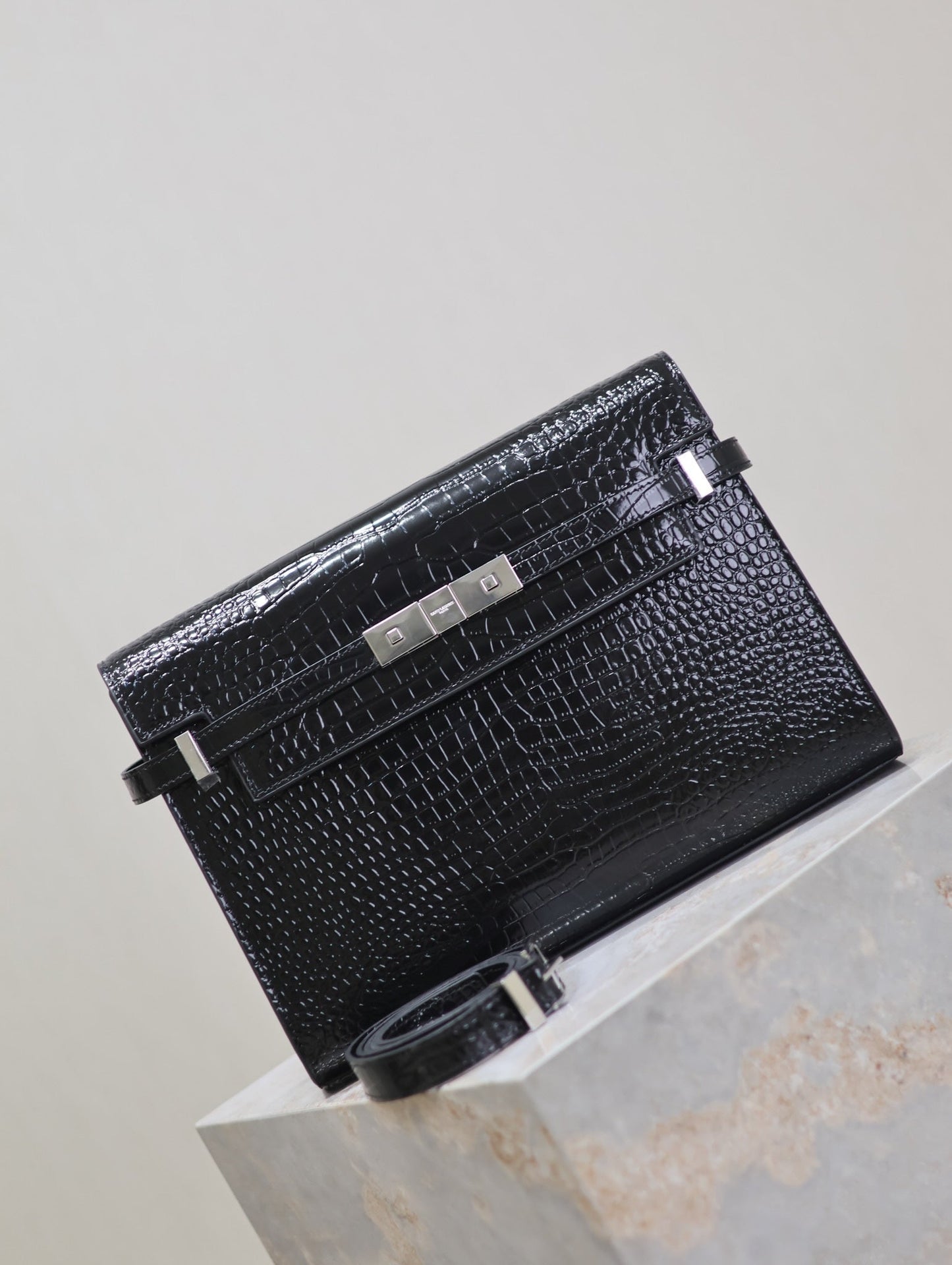 MANHATTAN MEDIUM 29 IN BLACK CROCODILE-EMBOSSED CALFSKIN SILVER BUCKLE