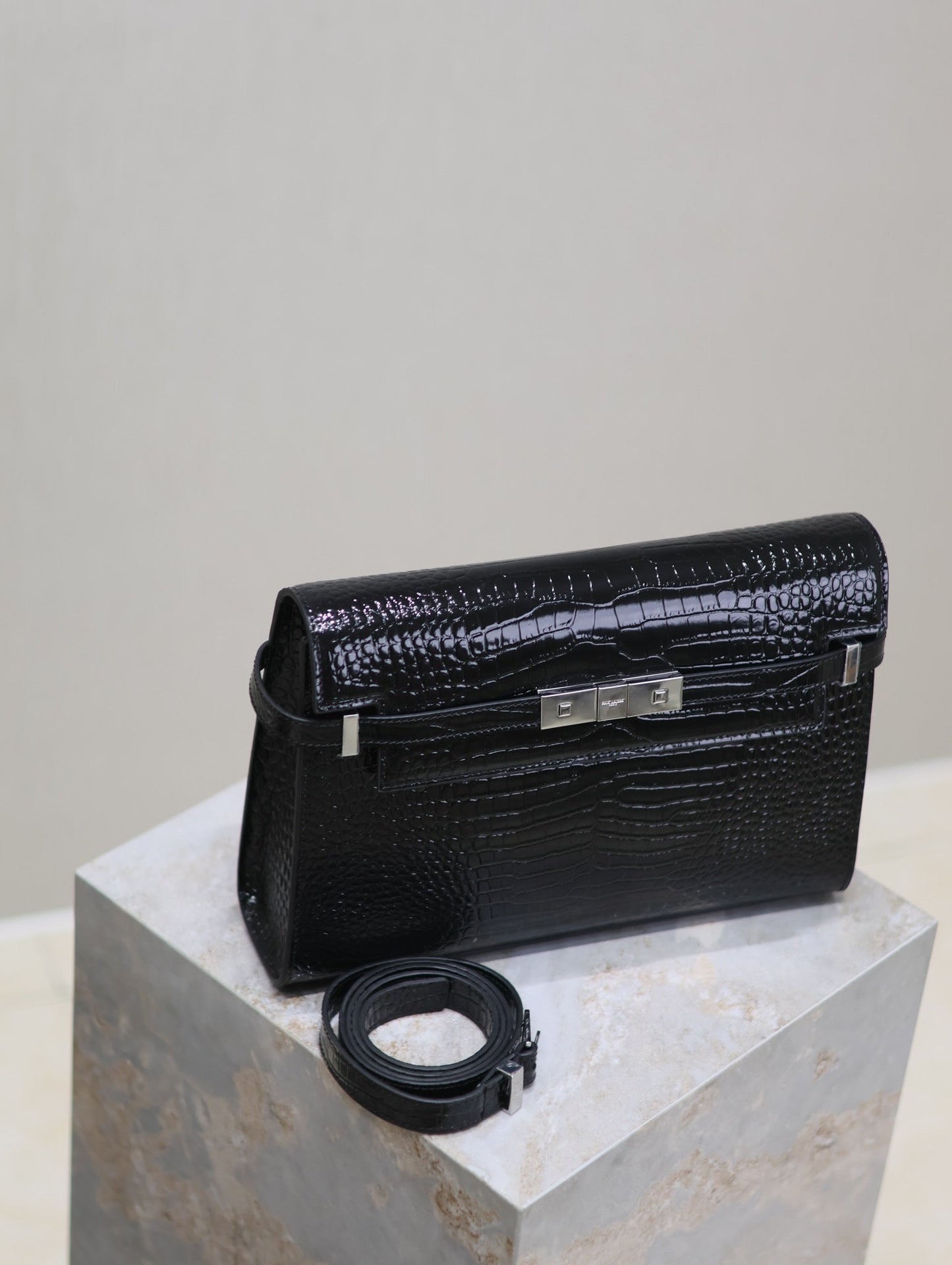 MANHATTAN MEDIUM 29 IN BLACK CROCODILE-EMBOSSED CALFSKIN SILVER BUCKLE