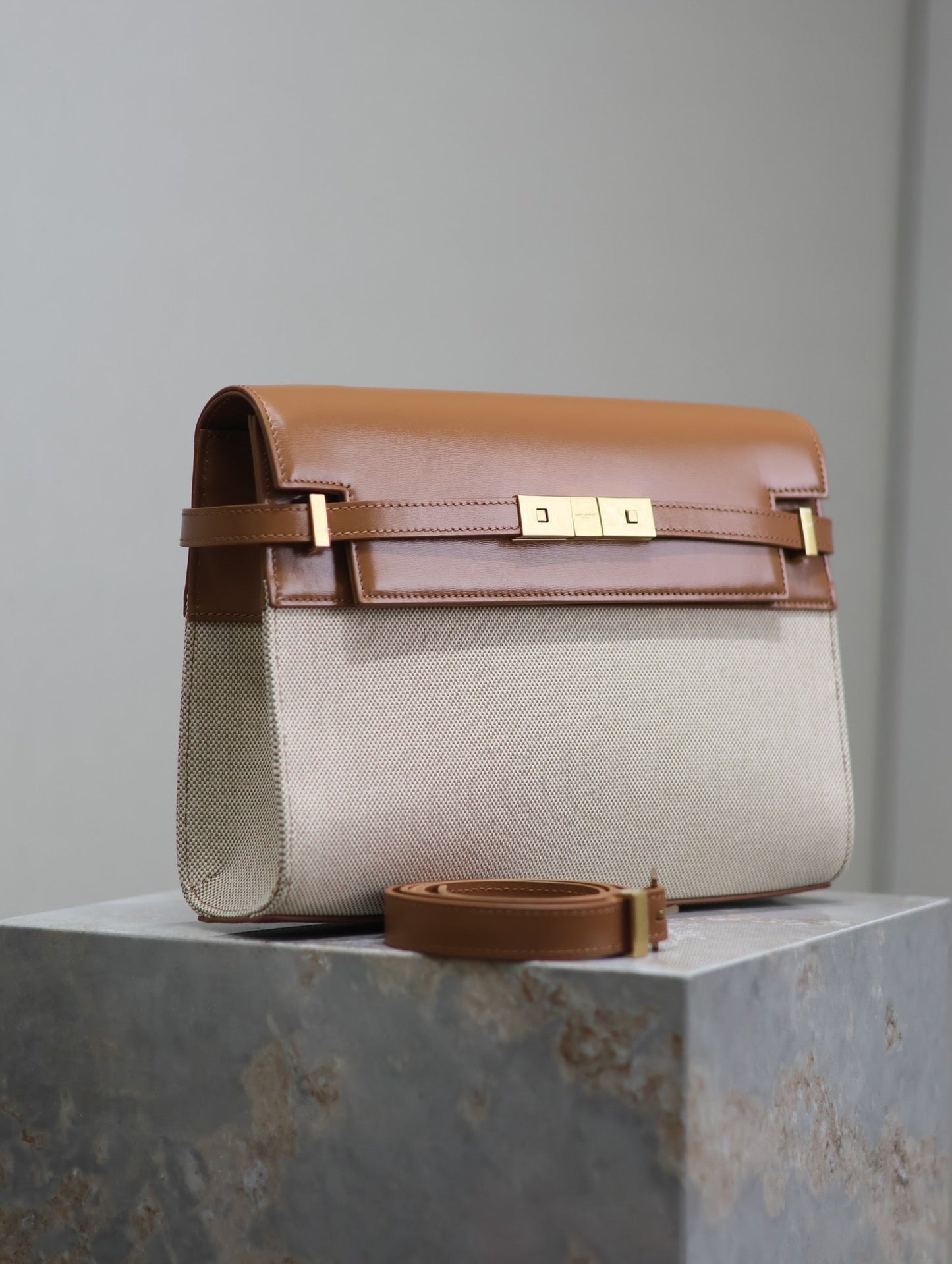 MANHATTAN MEDIUM 29 IN WHITE CANVAS AND BROWN CALFSKIN GOLD BUCKLE