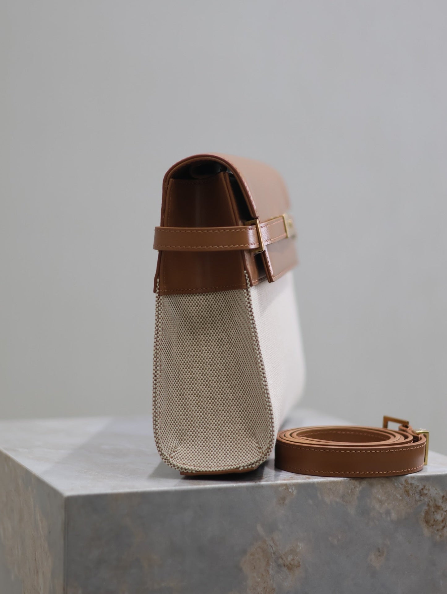 MANHATTAN MEDIUM 29 IN WHITE CANVAS AND BROWN CALFSKIN GOLD BUCKLE