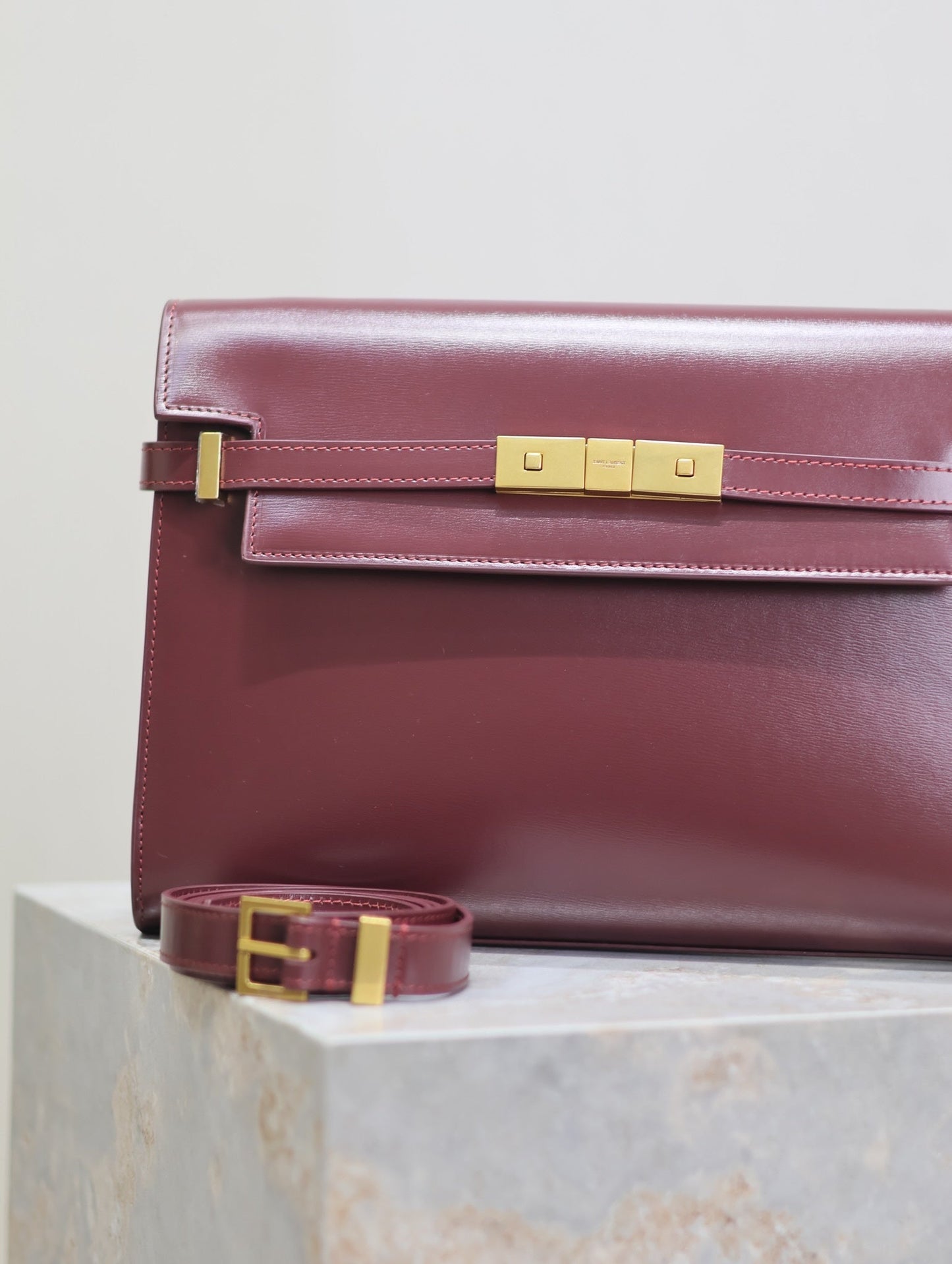 MANHATTAN MEDIUM 29 IN WINE RED SMOOTH CALFSKIN GOLD BUCKLE