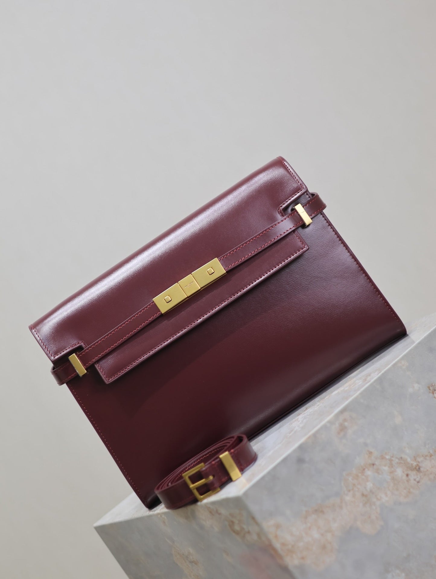 MANHATTAN MEDIUM 29 IN WINE RED SMOOTH CALFSKIN GOLD BUCKLE