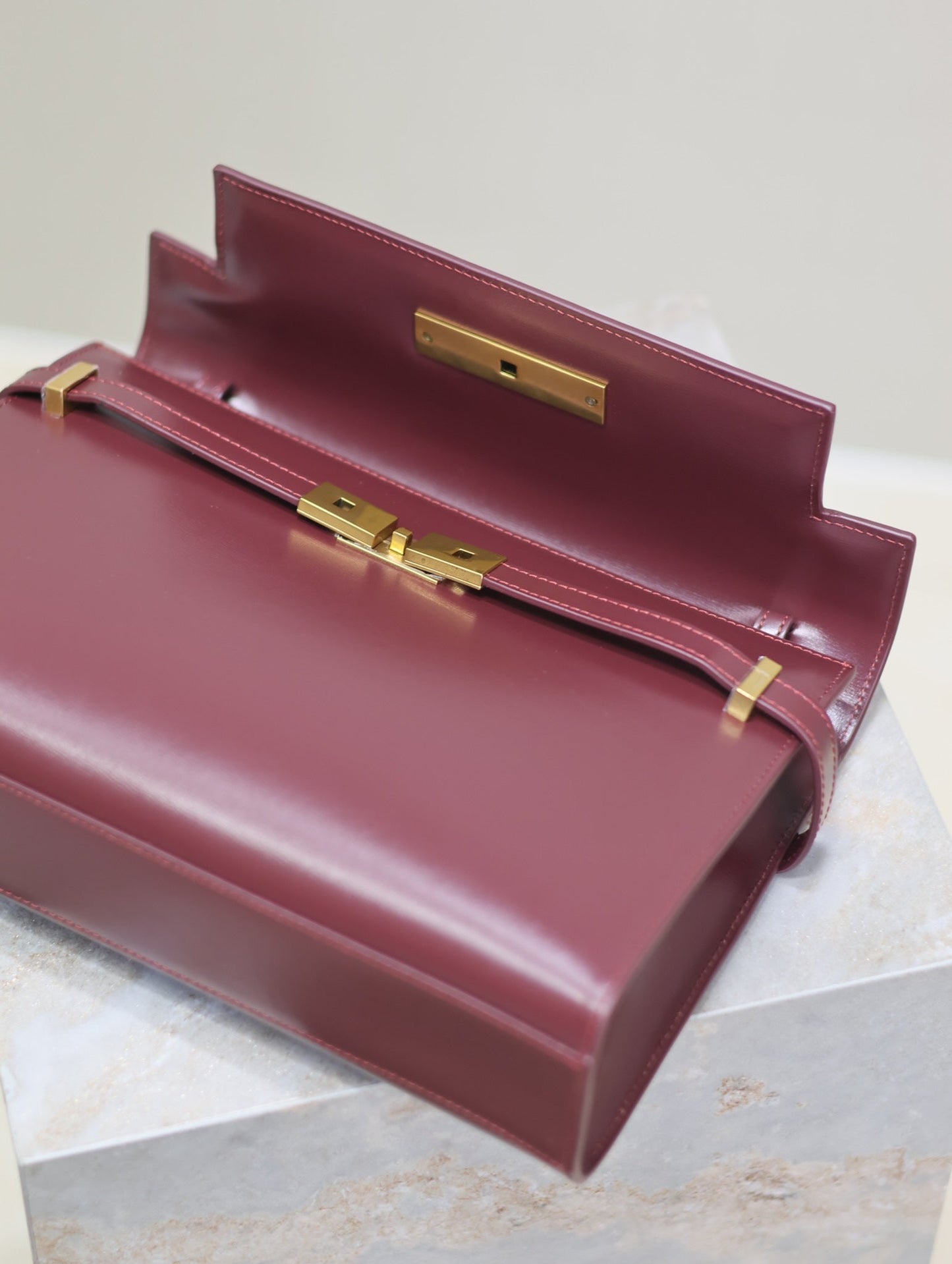 MANHATTAN MEDIUM 29 IN WINE RED SMOOTH CALFSKIN GOLD BUCKLE